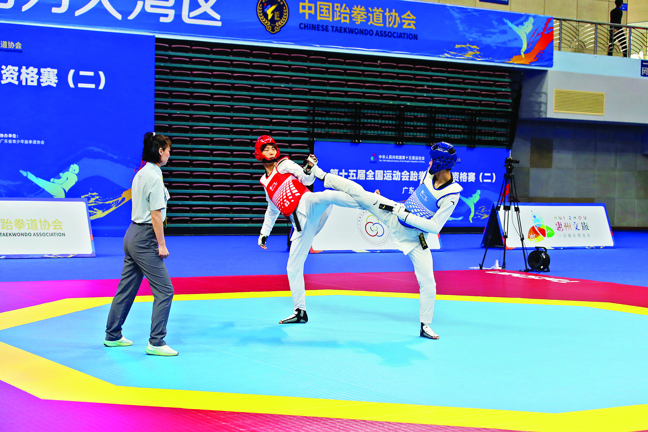     第十五届全国运动会跆拳道项目资格赛（第二站）在惠州体育馆举行。这是运动员在进行精彩对决。
