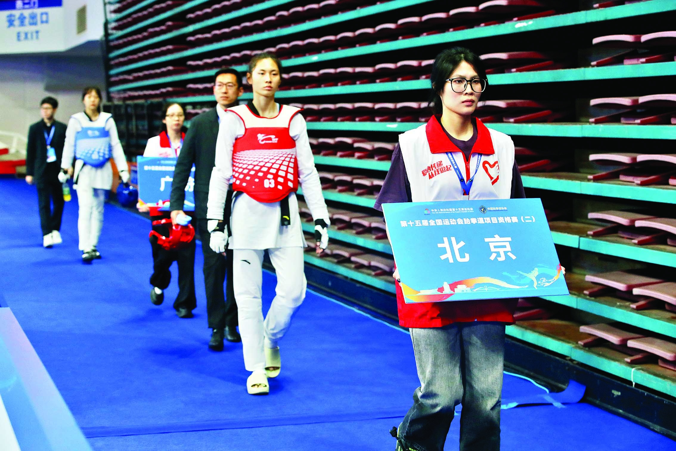     志愿者引导运动员进场比赛。