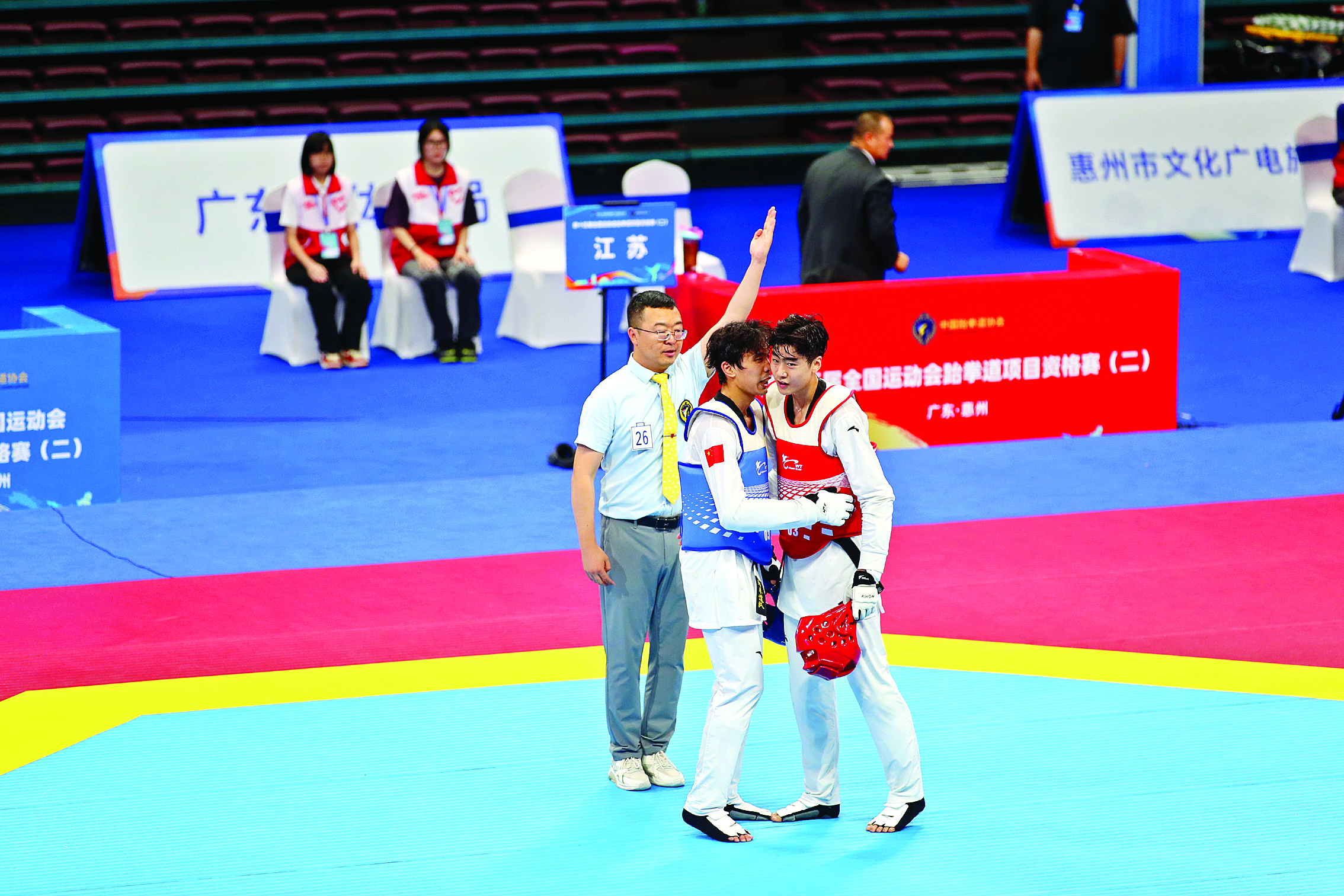     比赛结束，运动员拥抱致谢。