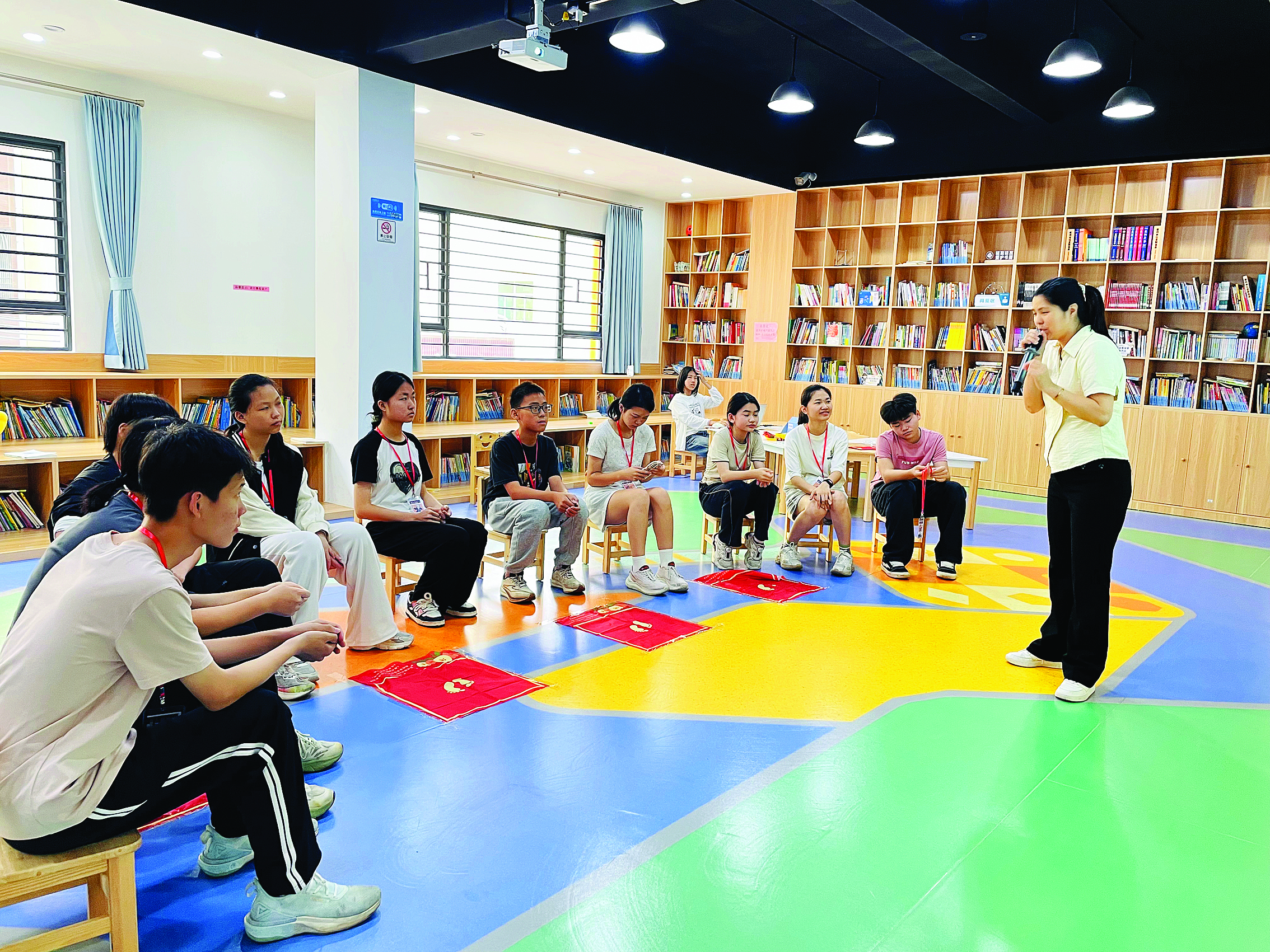     长布村为学生开展公益培训课程。