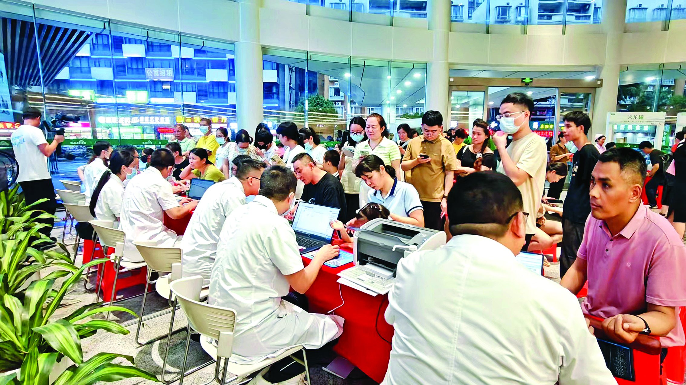     “中医夜市”公益活动现场。