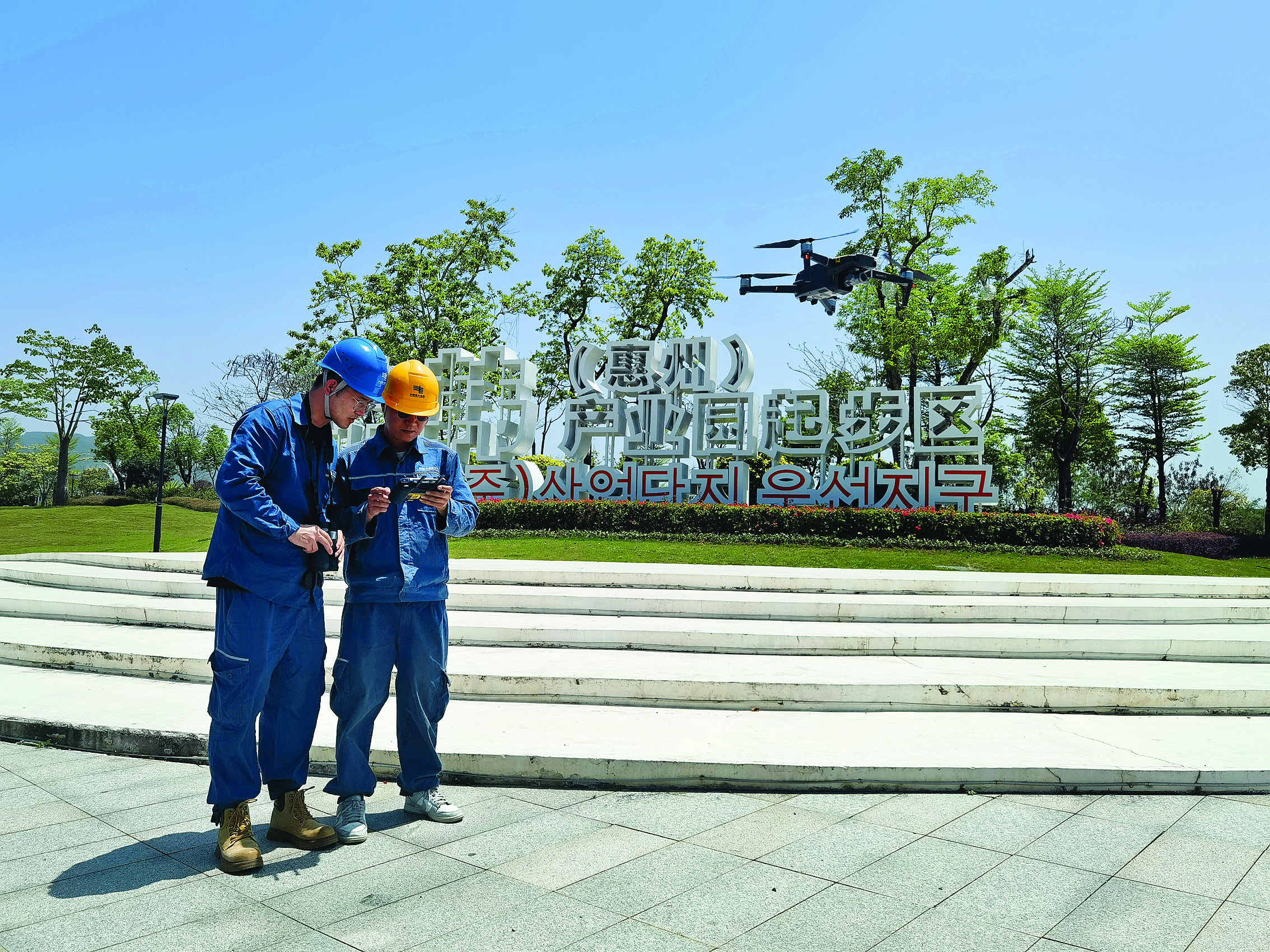     仲恺供电局运维人员在中韩（惠州）产业园开展线路巡视工作，保障周边用户用电安全。