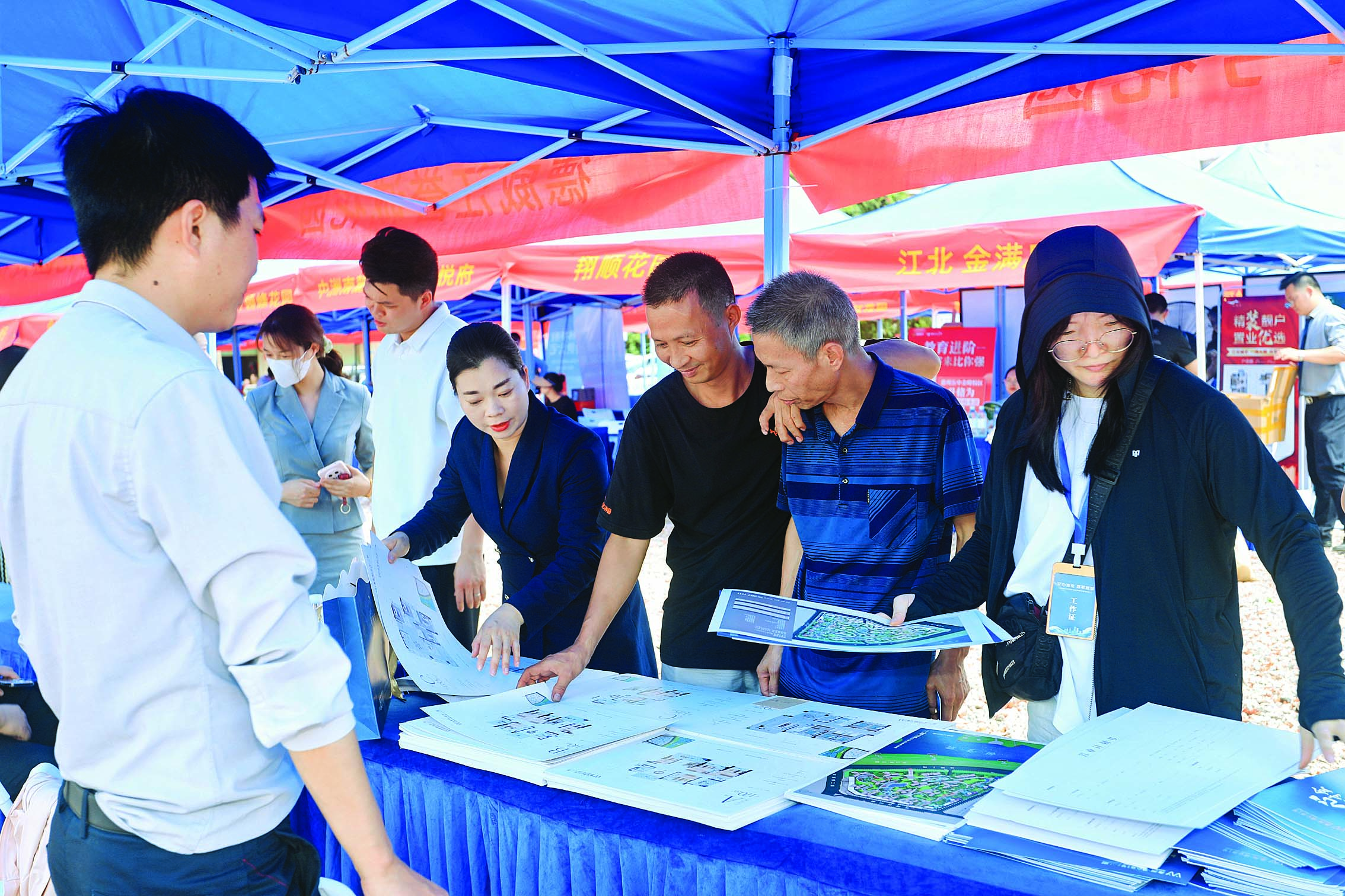     “安心置业 惠享新城”惠城区房票购房楼盘下乡推介系列活动为村民提供多样化置业选择。图片由主办方提供