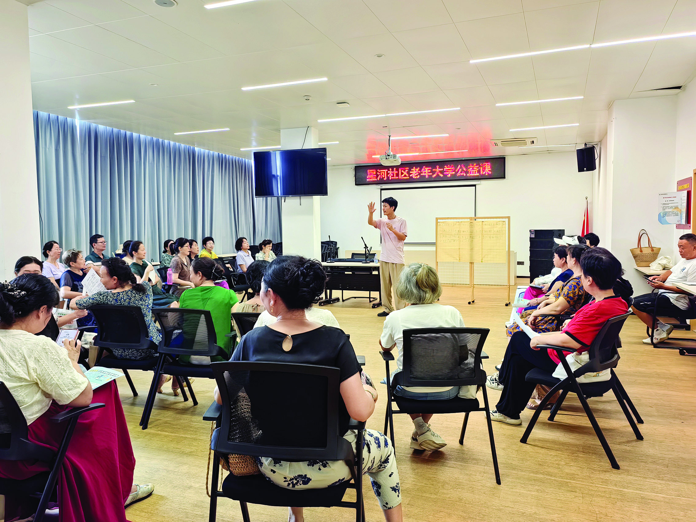     星河社区老年人在上声乐课。