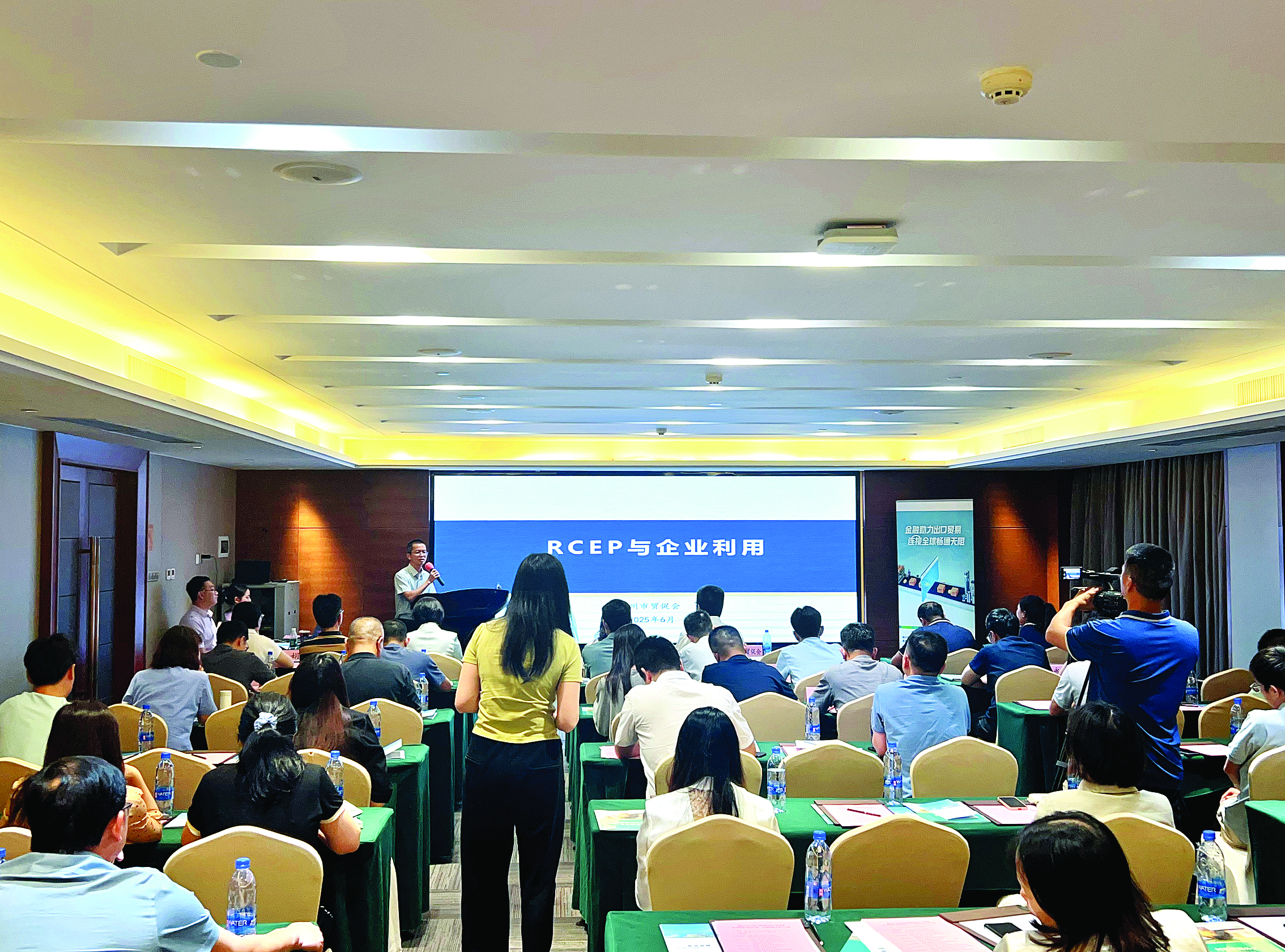     惠州市贸促会在会上宣讲RECP自贸协定相关政策。    惠州日报记者黄尉宏 摄