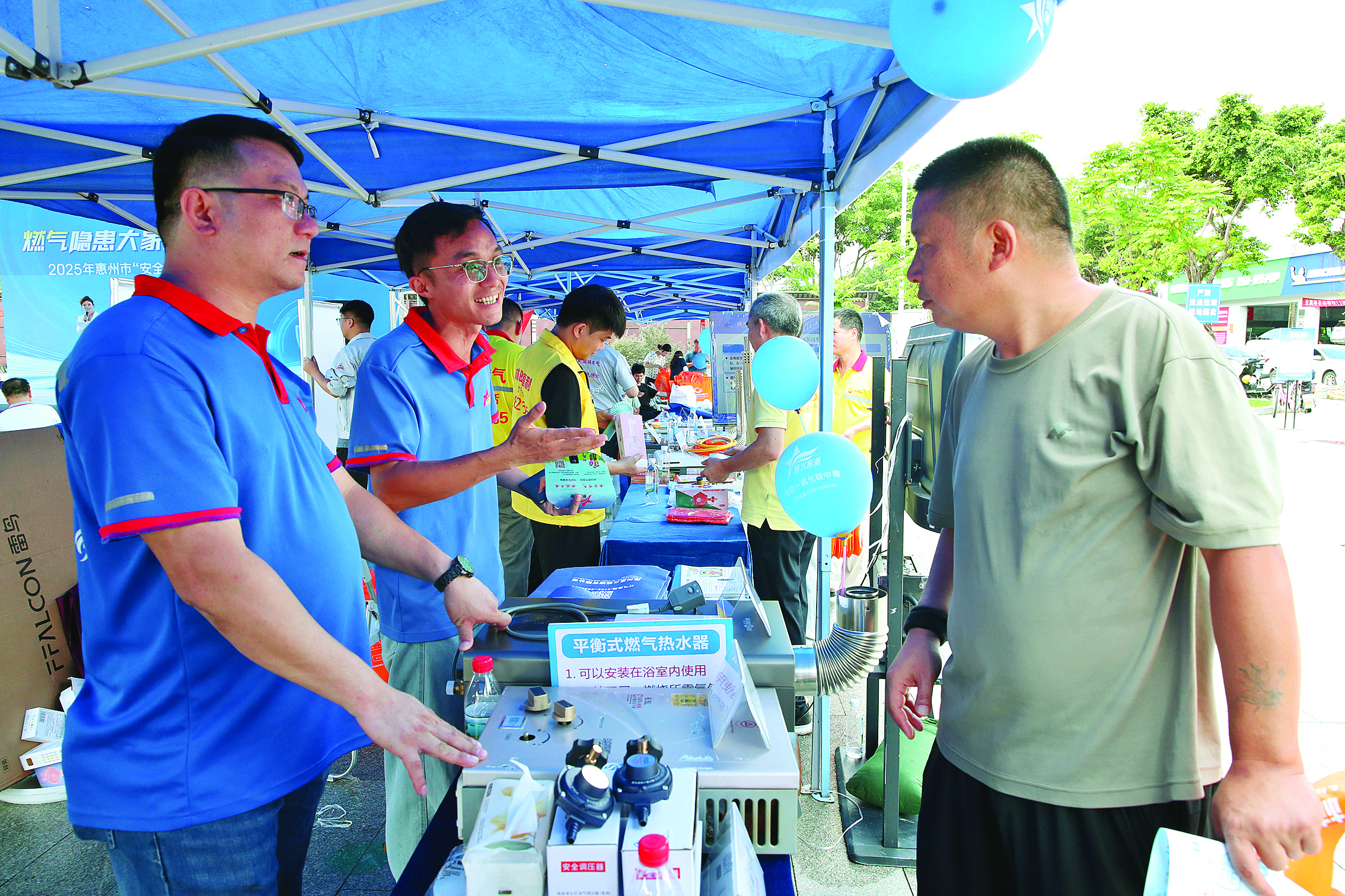     市民在了解如何安全使用燃气器具。惠州日报记者钟畅新 摄