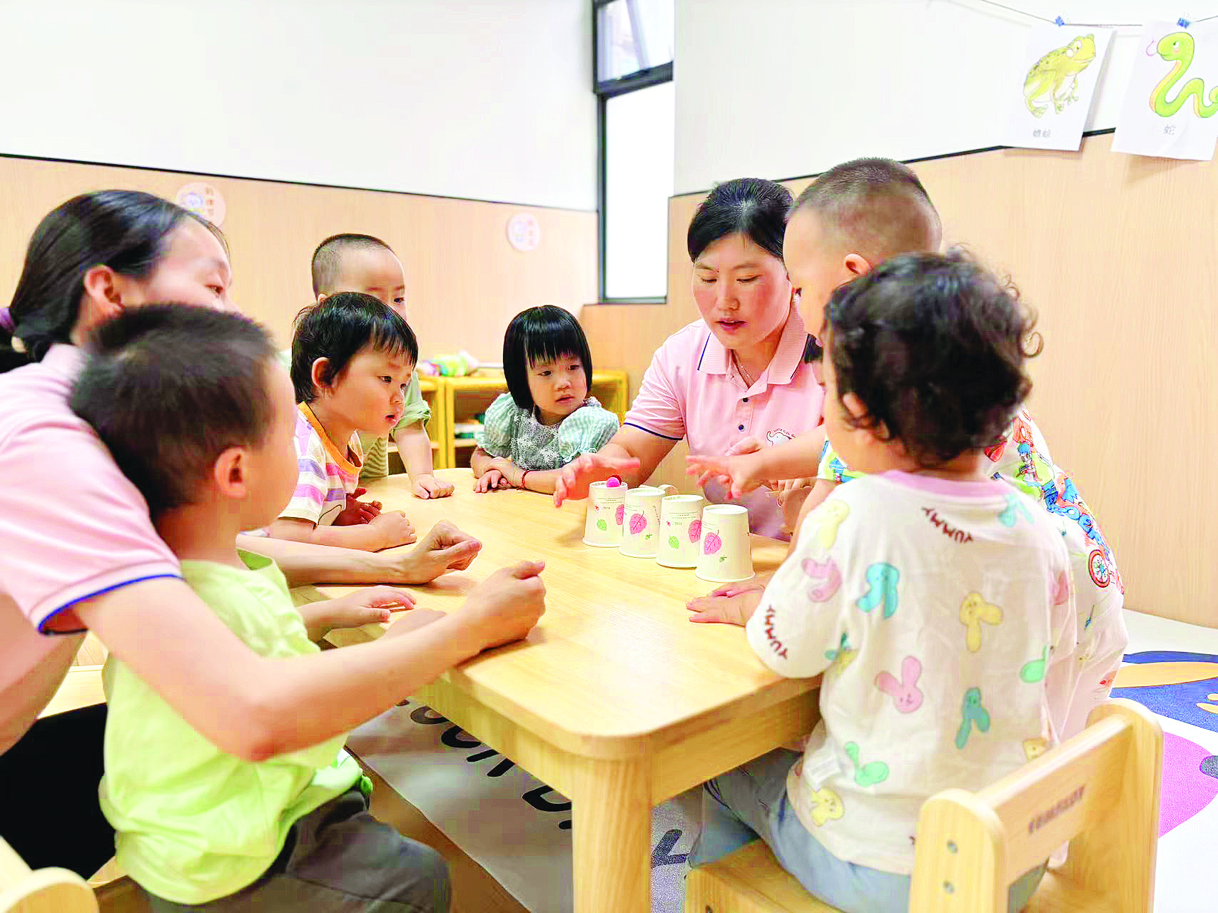     全职妈妈入职托育园，带娃与工作两不误。    惠州日报记者彭红霞 通讯员邓路路 吕嘉琪 摄