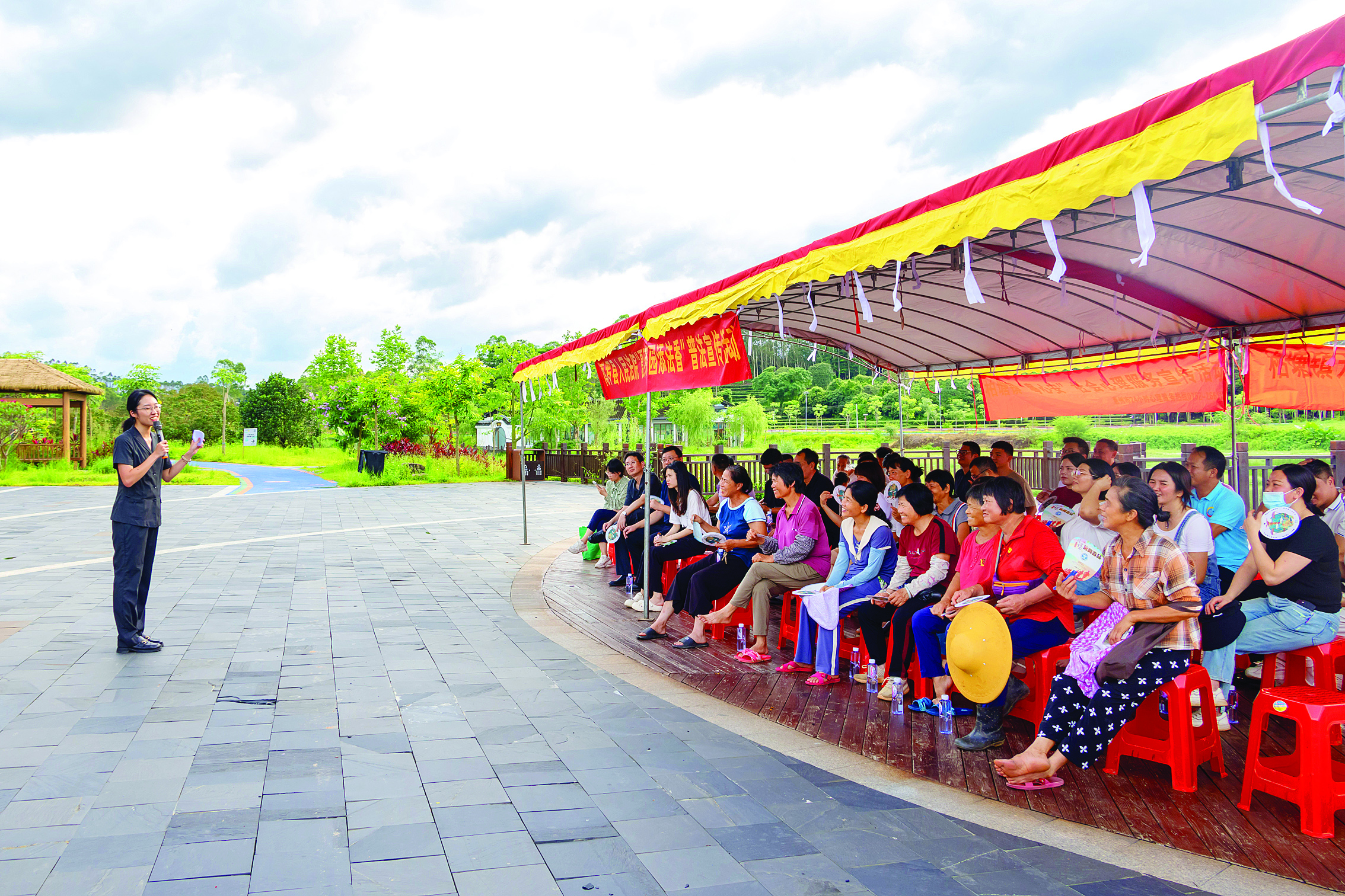     法院干警向茶农普法。