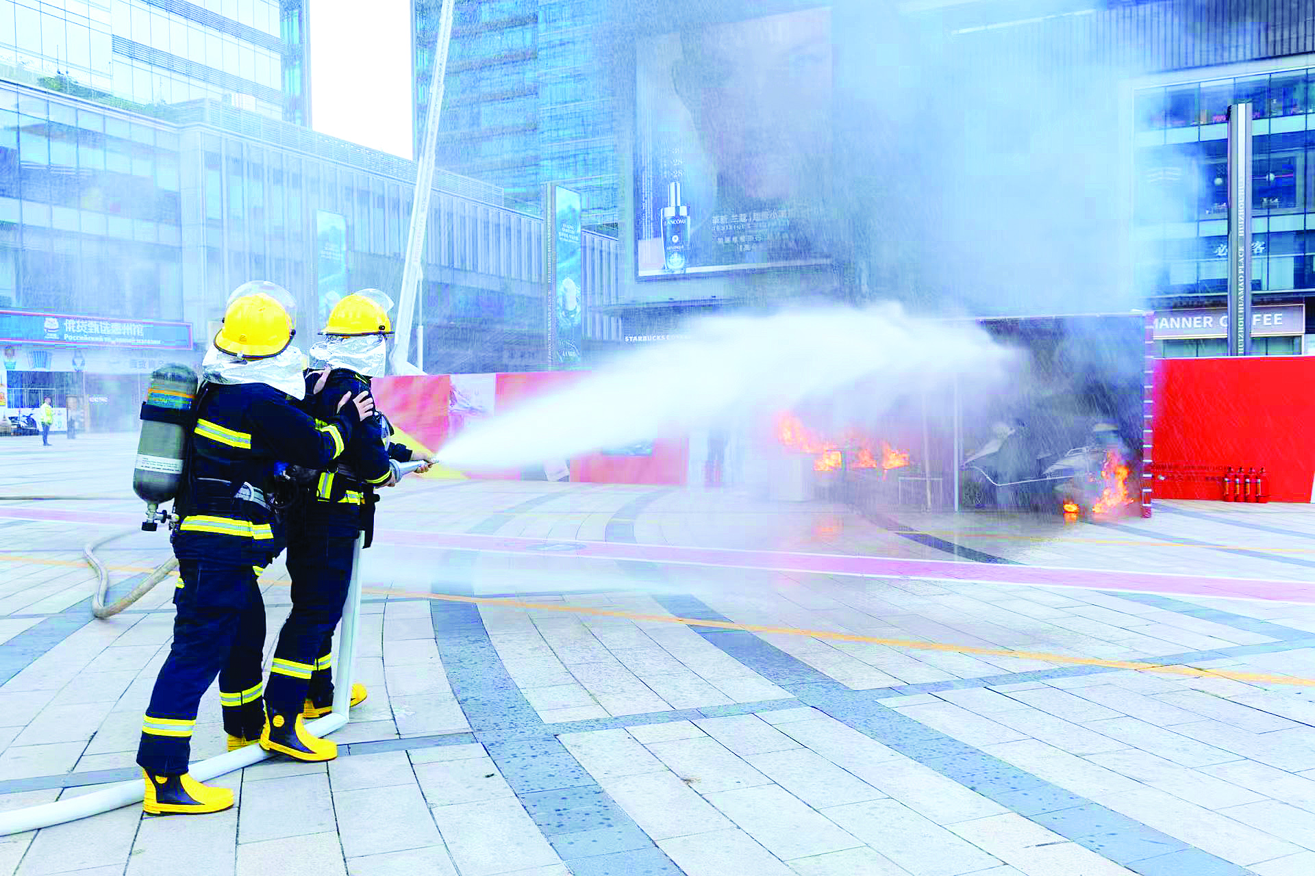     应急演练活动在华贸天地广场举行。    惠州日报记者彭红霞 通讯员钟颖祯 黄蕾 摄