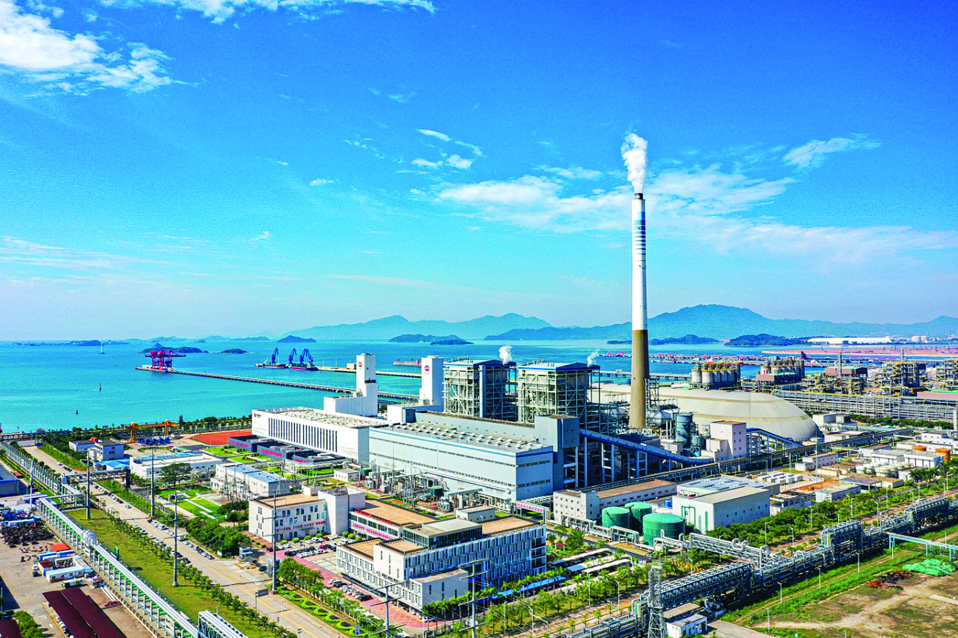     国能惠州电厂是大亚湾石化区核心热源点。惠州日报记者曾静妍 通讯员张超 林明奇 摄