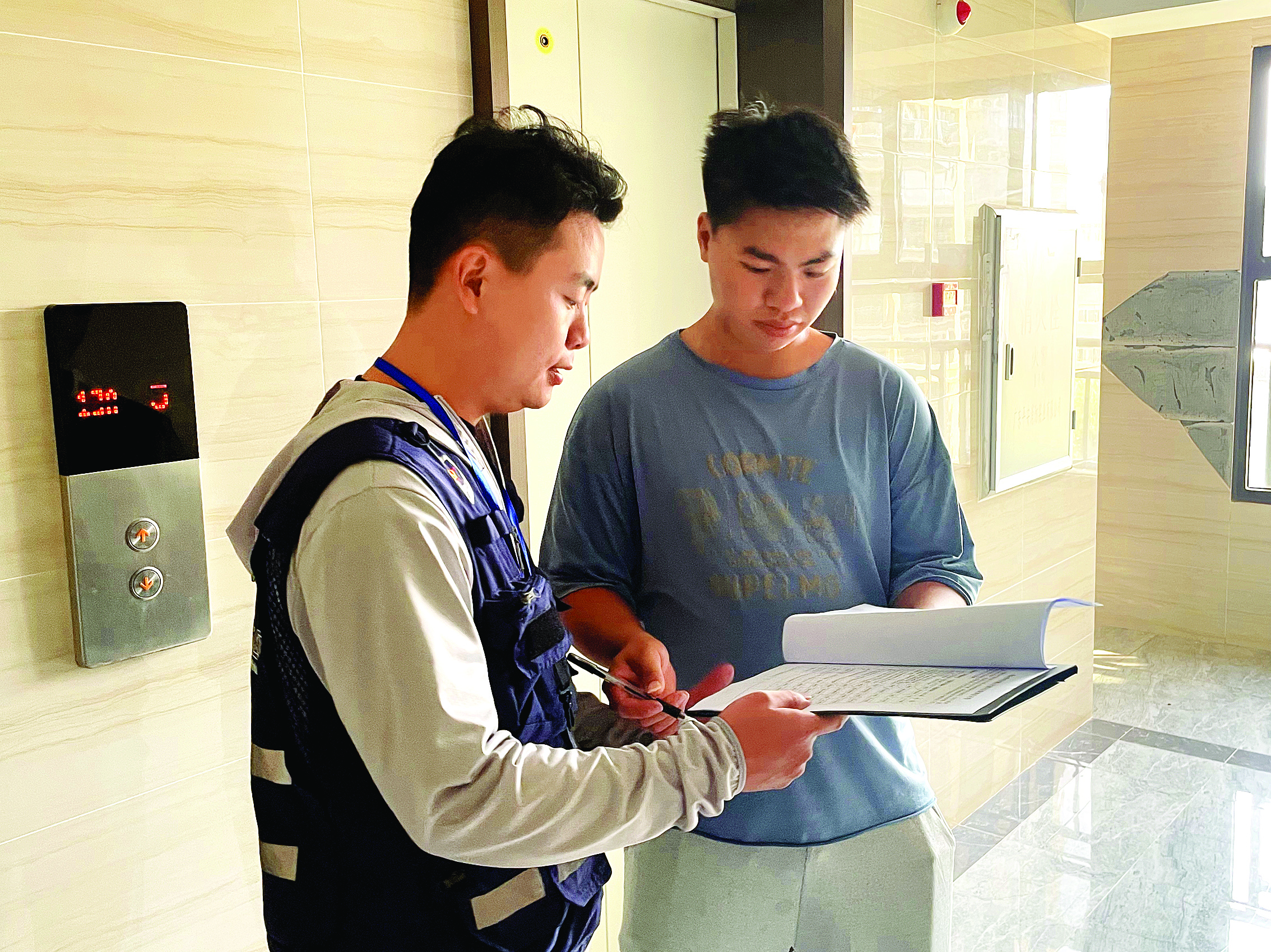     网格员在社区开展信息采集工作。