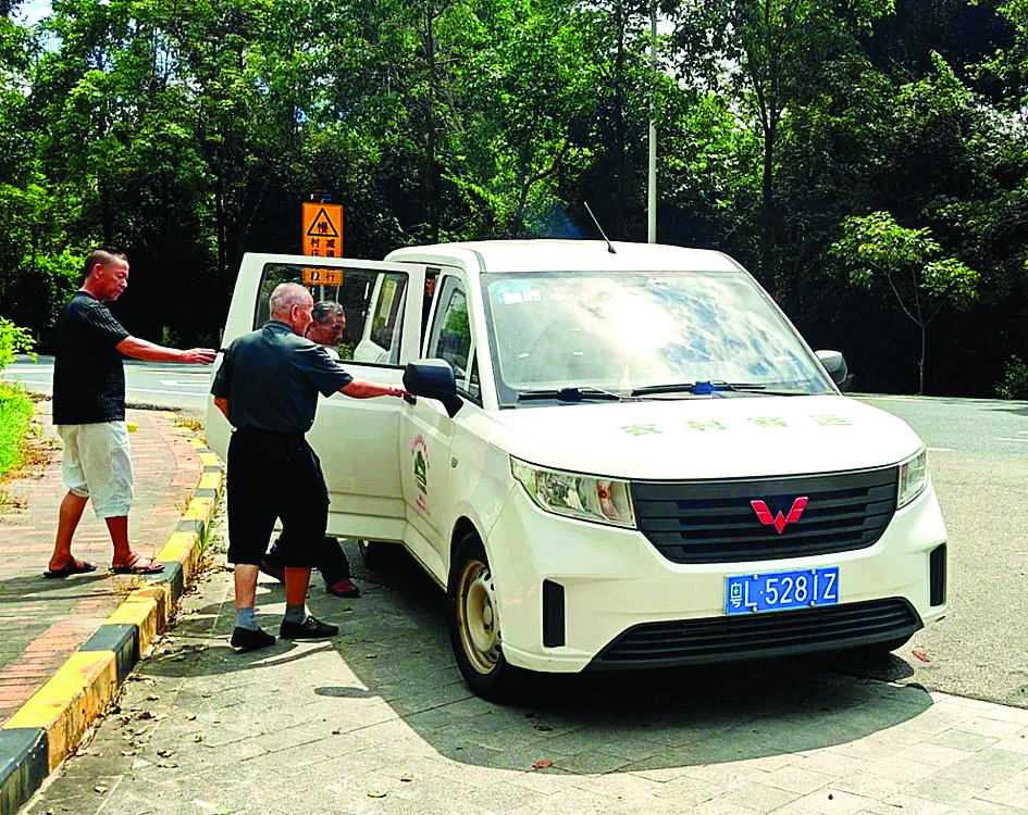     “镇通村”农村客运打通“最后一公里”。    惠州日报记者黄宇翔 通讯员龙融心 摄