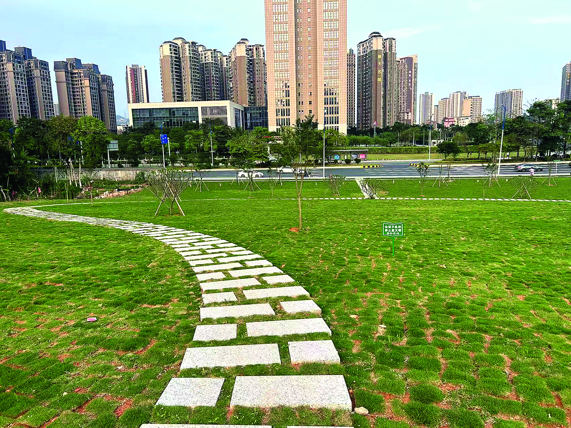     大亚湾惠民广场旁空地被改造成临时性市民休闲健身场所。