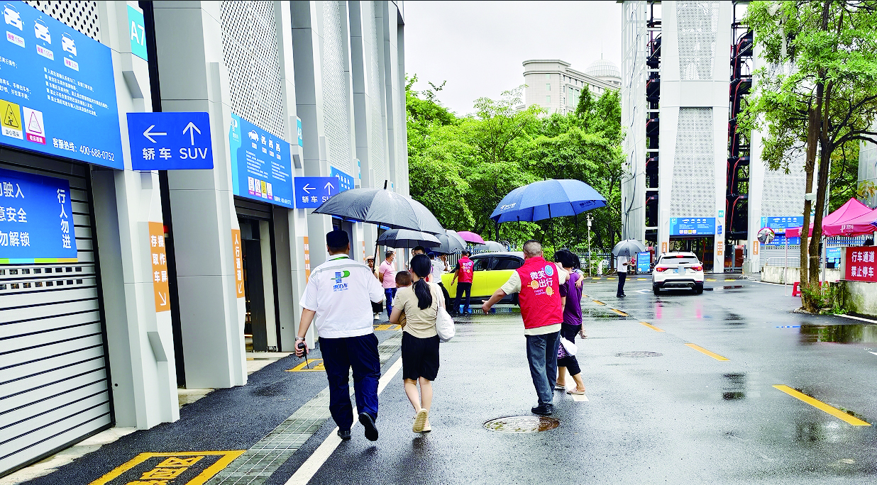     志愿者们为车主提供暖心服务。