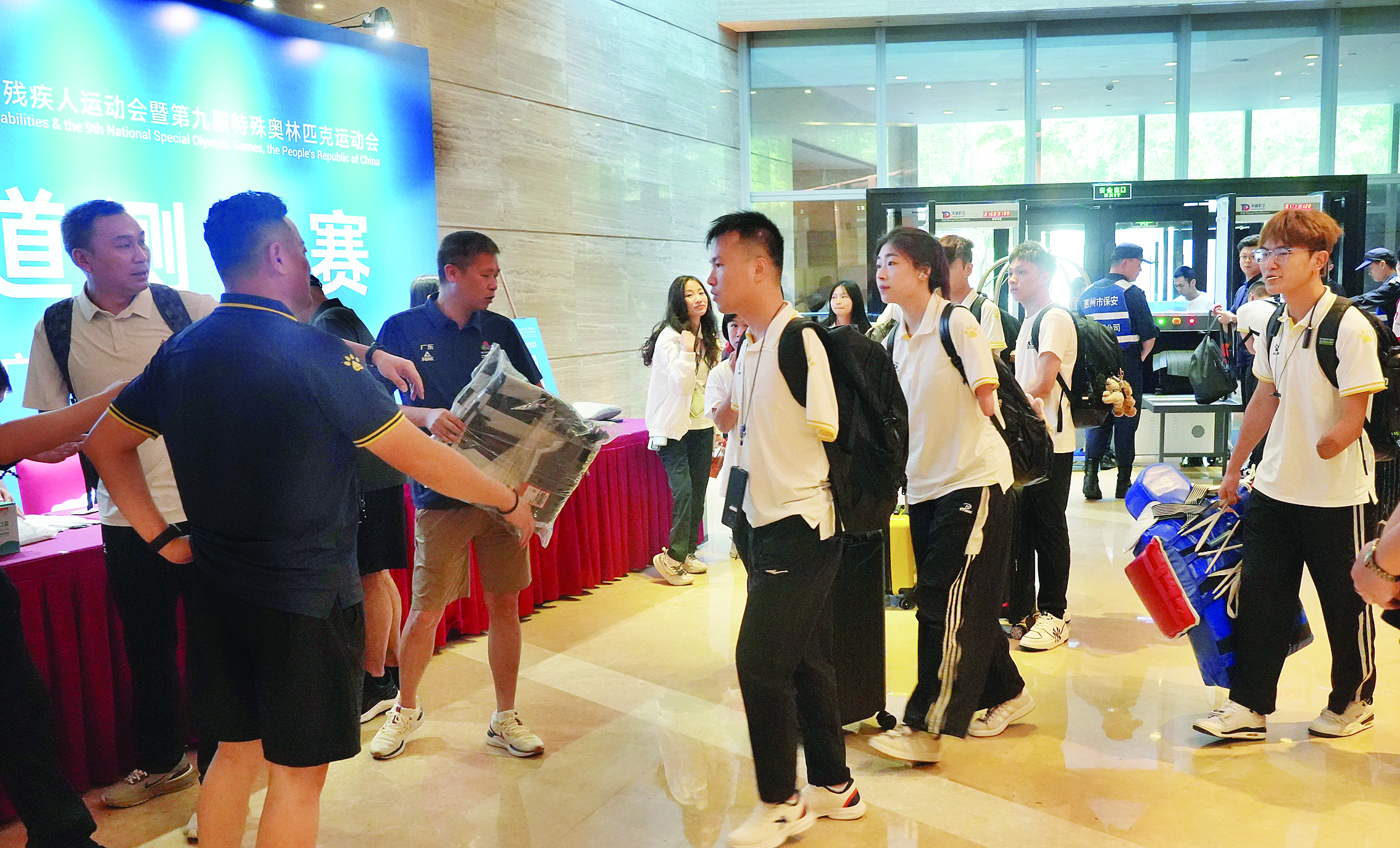     6月25日下午，参加跆拳道测试赛的裁判员、运动员陆续抵达惠州报到。    惠州日报记者朱金赞 摄