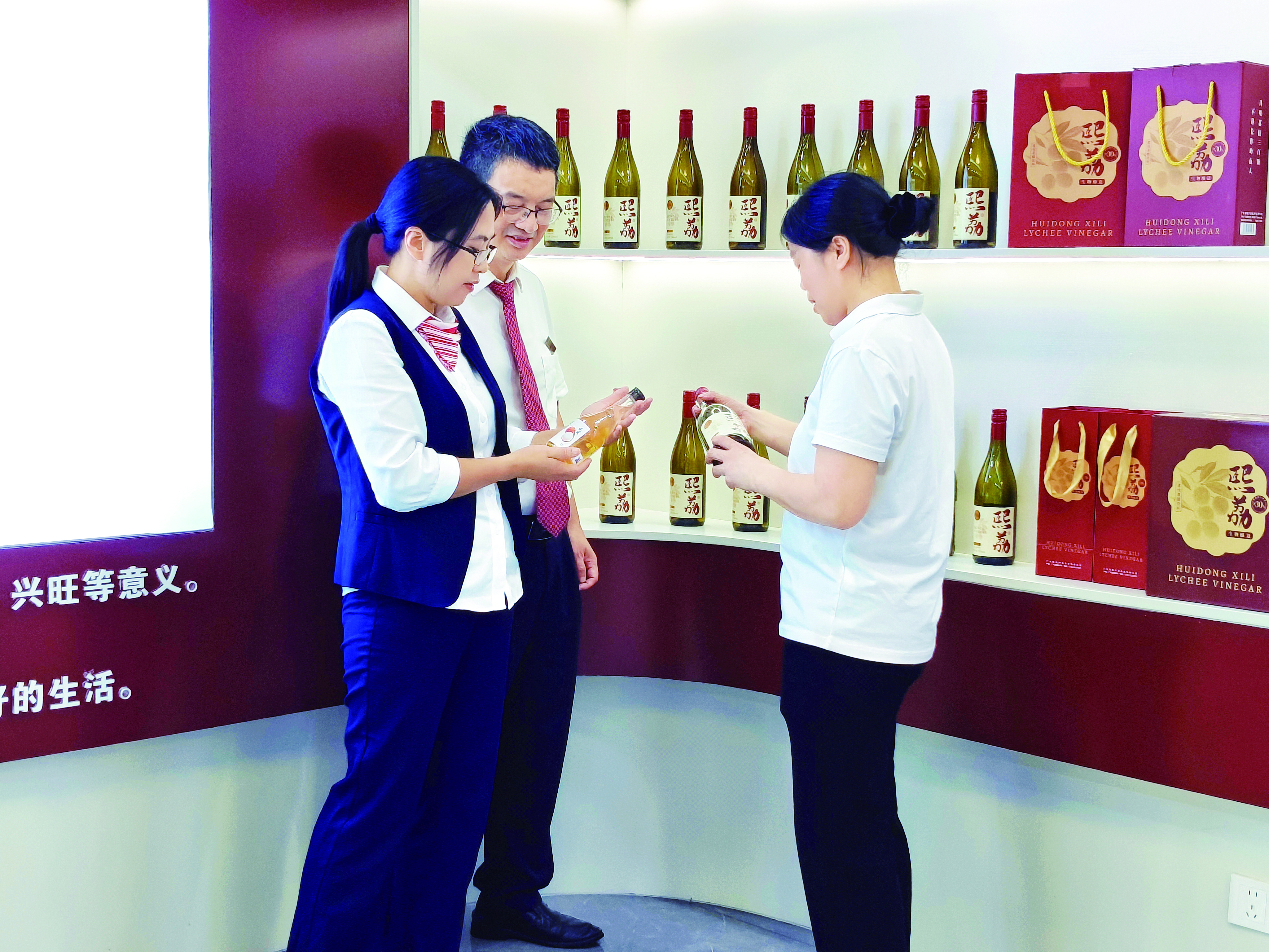     惠州中行工作人员到企业了解荔枝精深加工产品的生产销售情况。本版图片由惠州中行提供