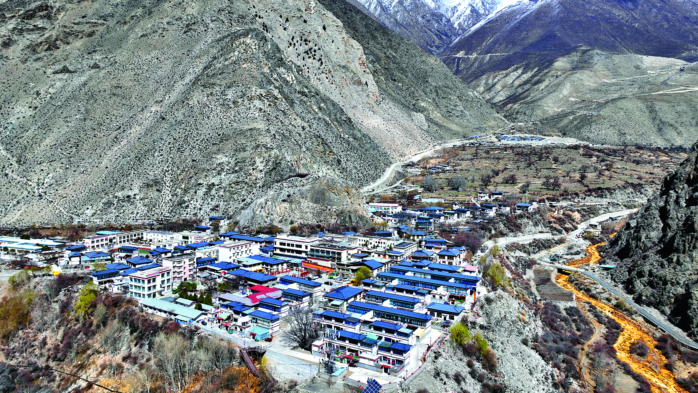     朗县金东乡东雄村全貌。