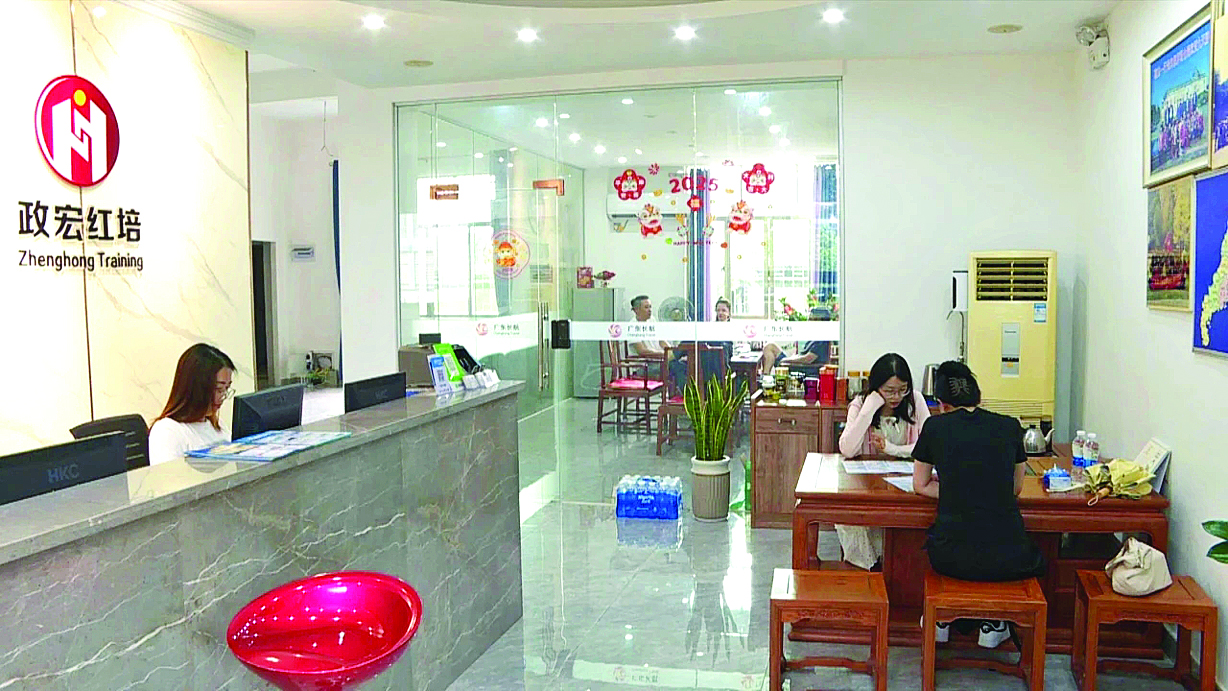     家长到旅行社咨询毕业游线路。惠州日报记者蔡伟健 摄