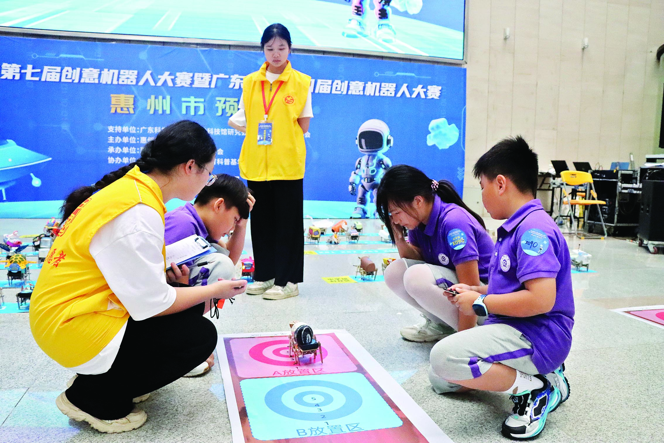     创意机器人大赛现场。 惠州日报记者李松权 通讯员徐丽萍 摄