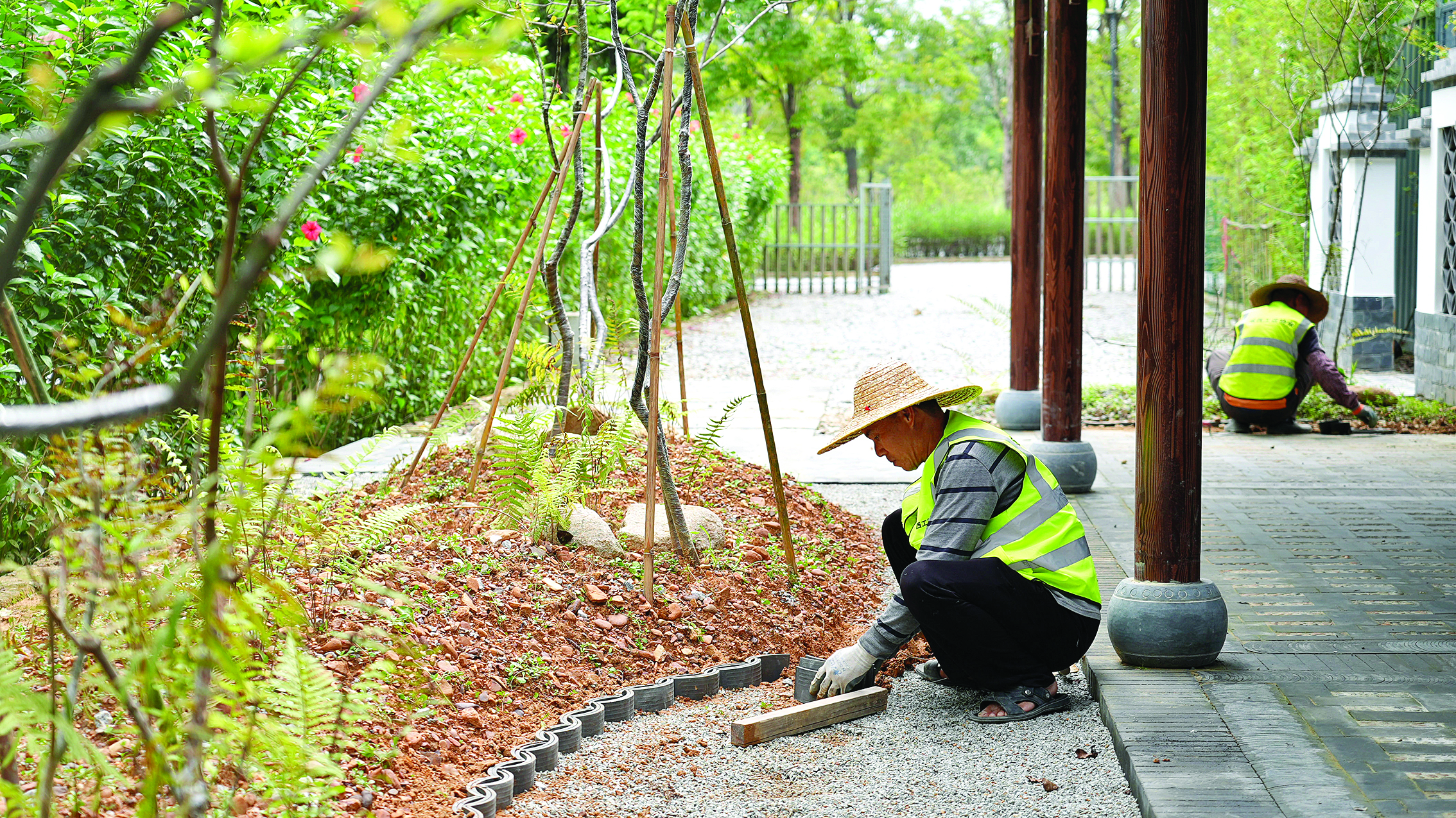     如今，农民工匠们在家门口有了更多就业机会。这是该协会工匠在龙门景区开展工作。