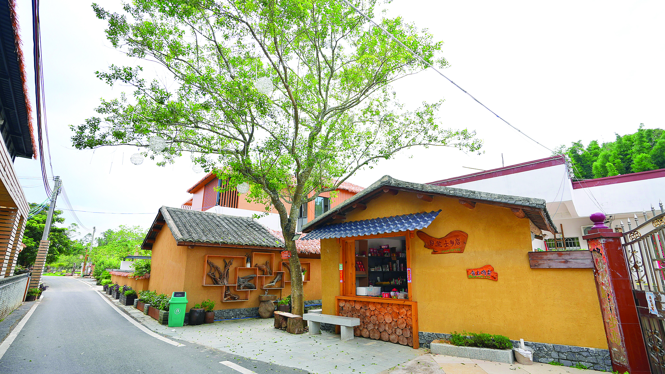     城西村农民工匠协会工匠们自创的夯土稻草混合涂料工艺，被用于当地建筑物上。    本组图片 惠州日报记者汤渝杭 摄