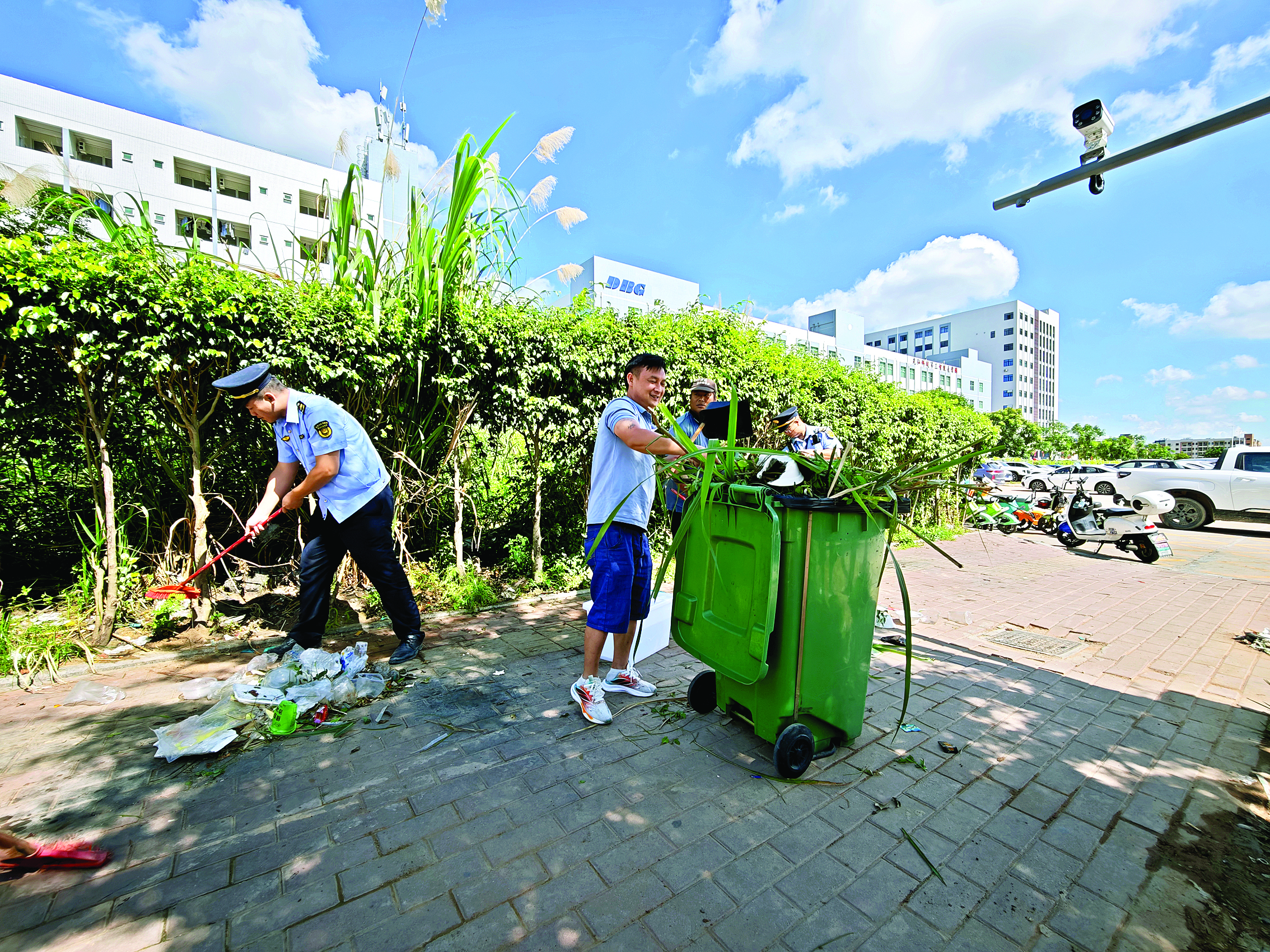     在流动摊贩疏导区，执法队员与流动摊贩一起打扫卫生。惠州日报记者黄旭新 摄
