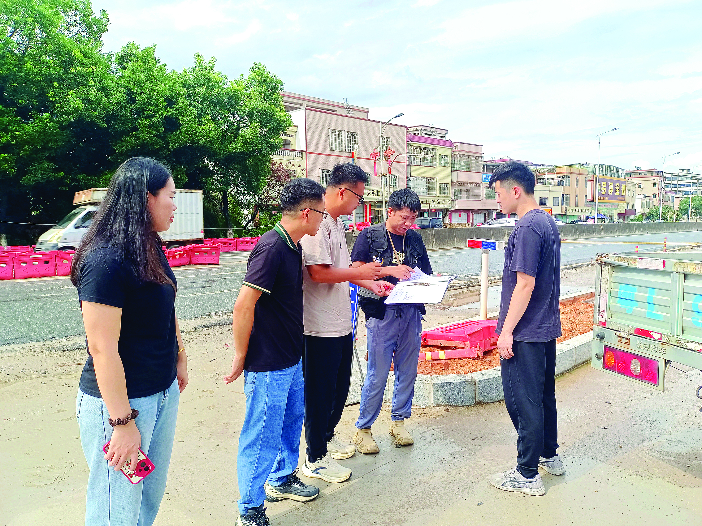     纪委监委工作人员对在建工程安全责任落实情况进行走访监督。