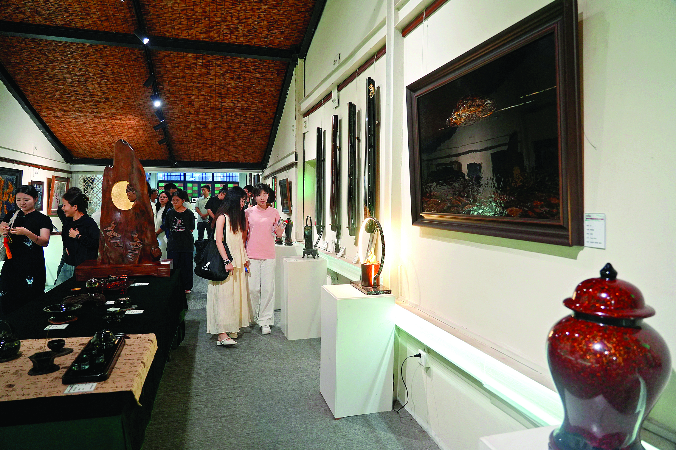     惠州市首届漆画漆器艺术作品展展会现场。    惠州日报记者朱金赞 摄