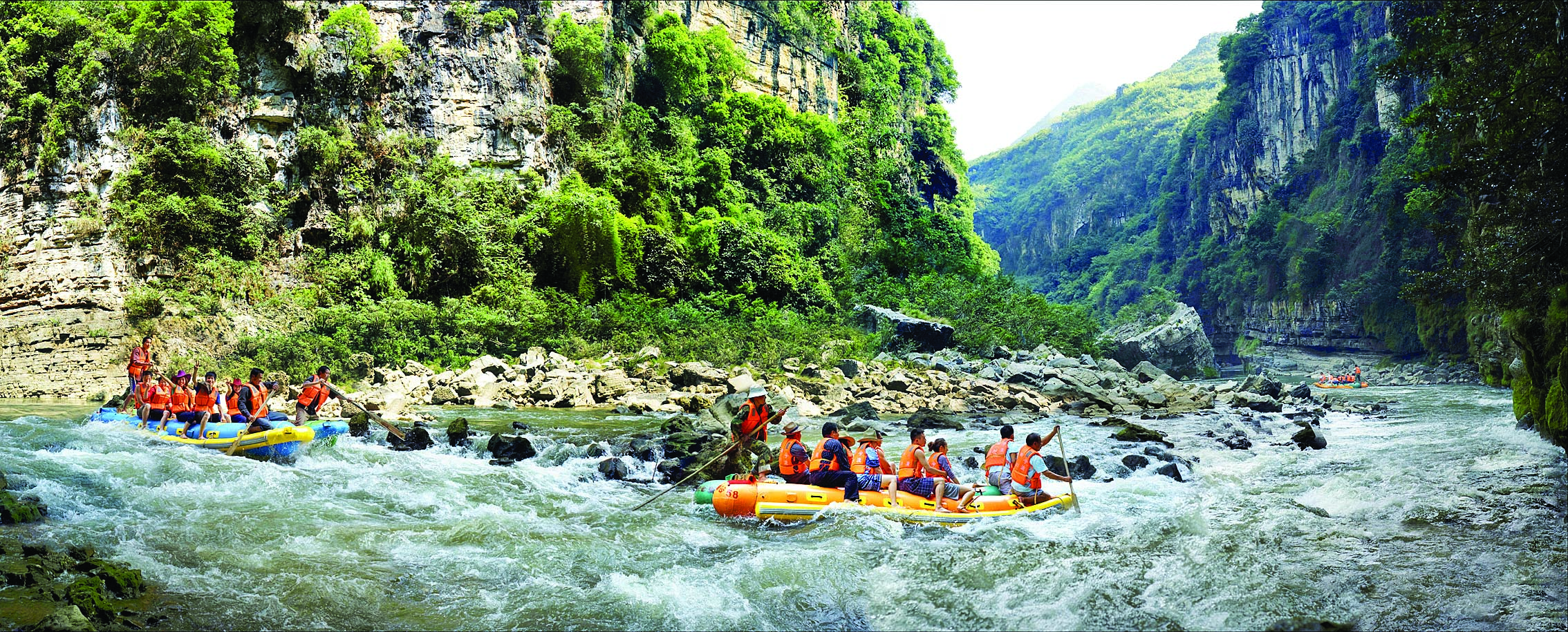     马岭河峡谷漂流。