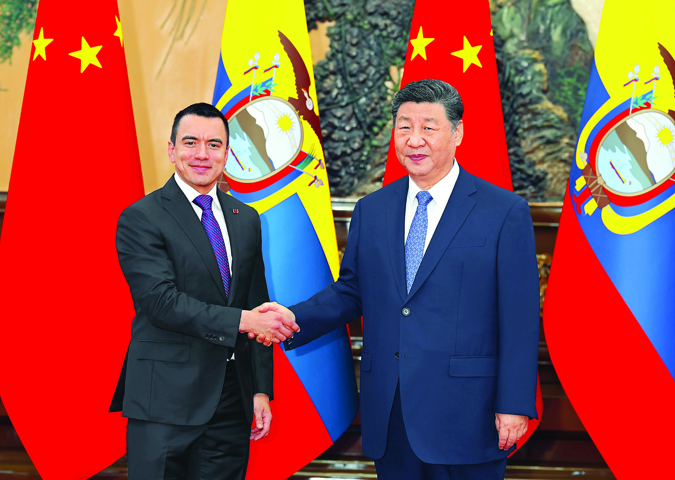     6月27日上午，国家主席习近平在北京人民大会堂会见来华出席夏季达沃斯论坛的厄瓜多尔总统诺沃亚。新华社发