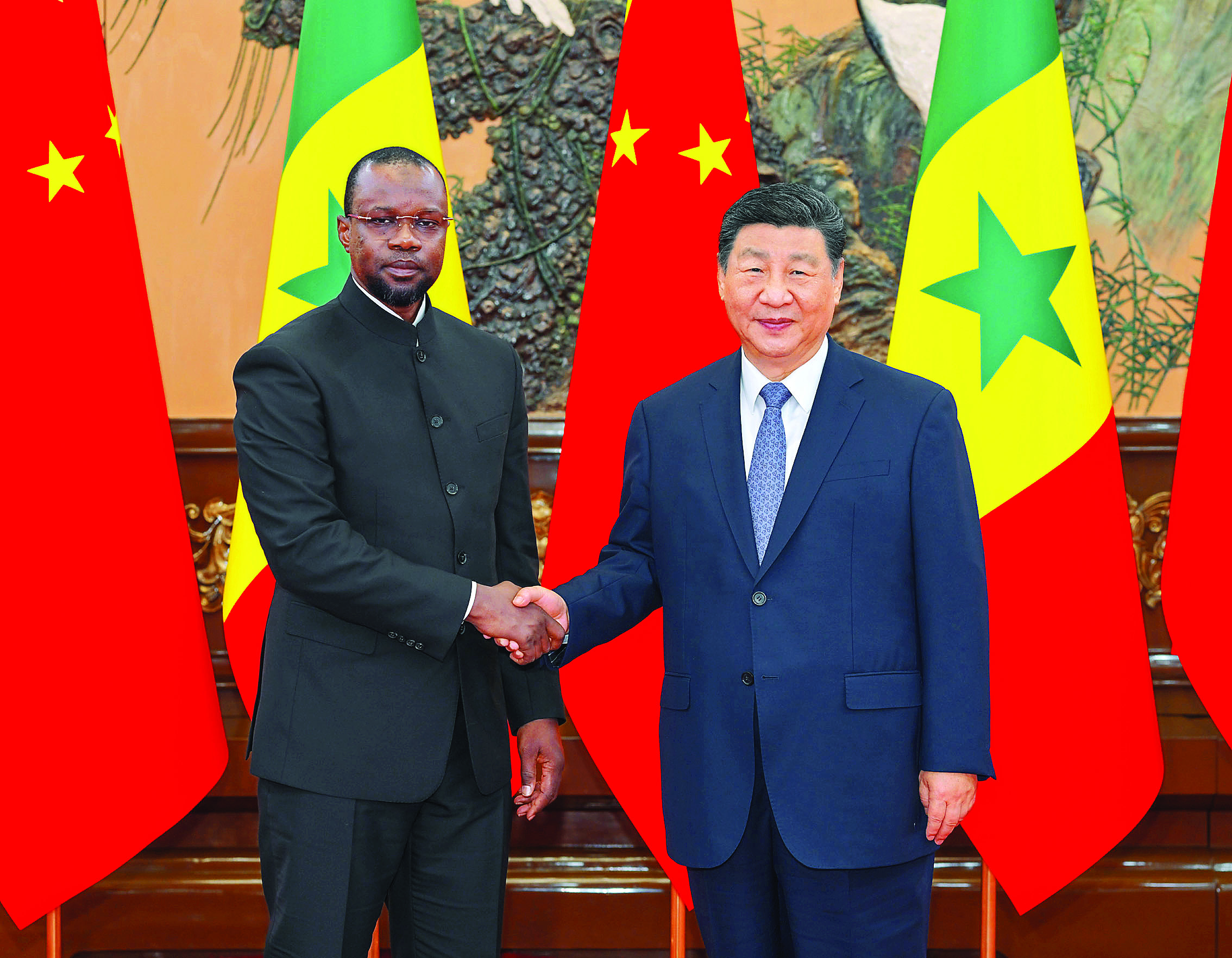     6月27日上午，国家主席习近平在北京人民大会堂会见来华出席夏季达沃斯论坛的塞内加尔总理松科。新华社发