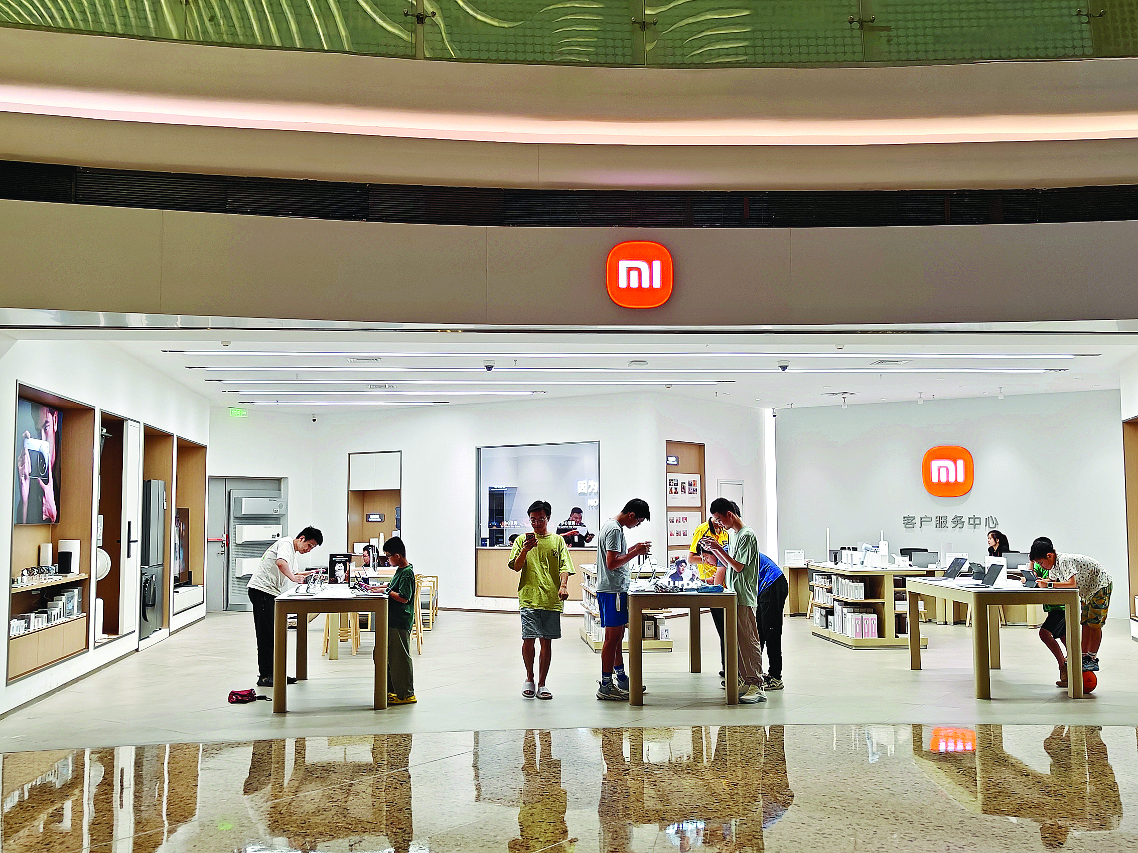     市民在商场了解选购电子产品。