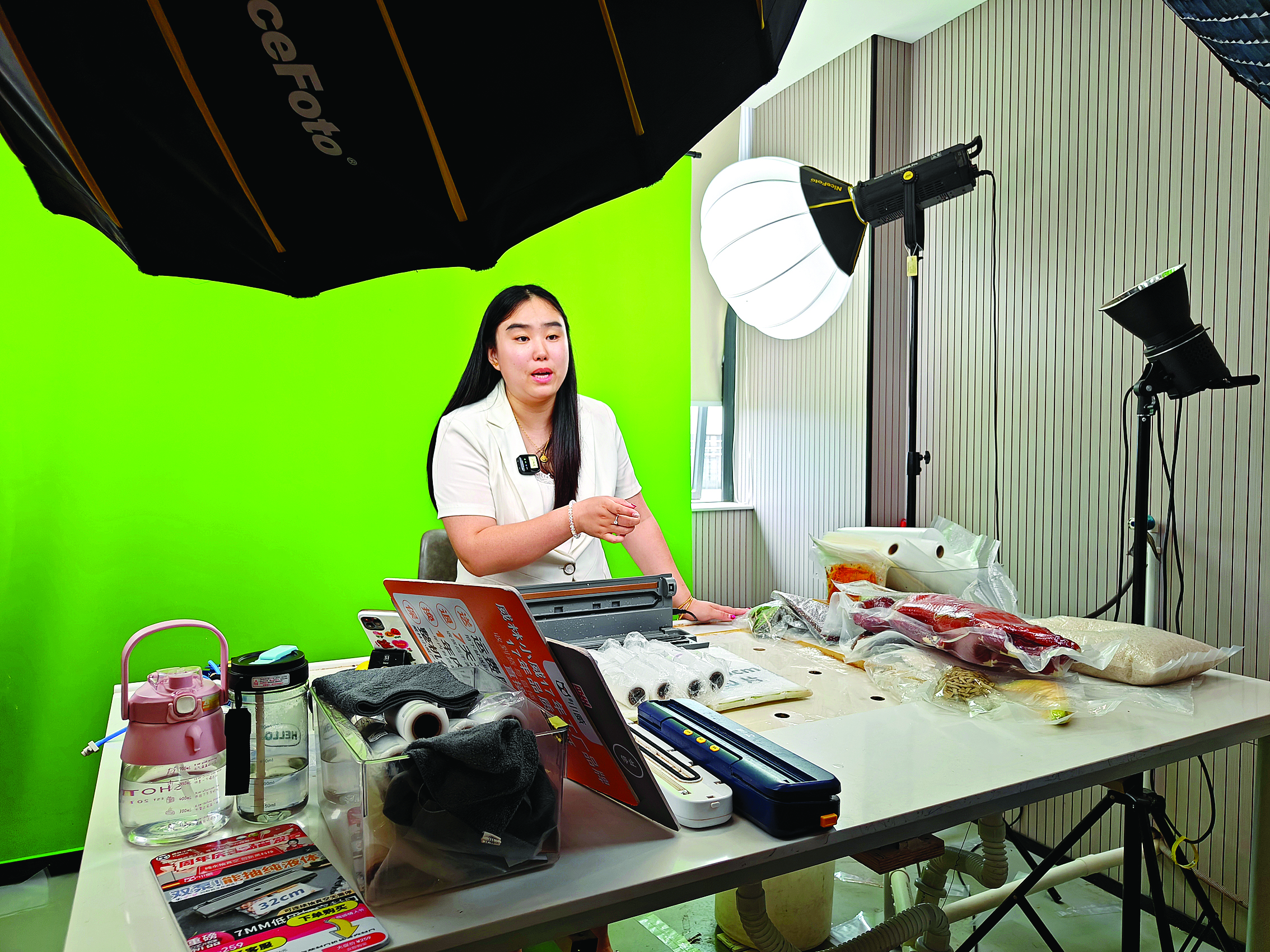     企业销售人员在直播间推荐产品。