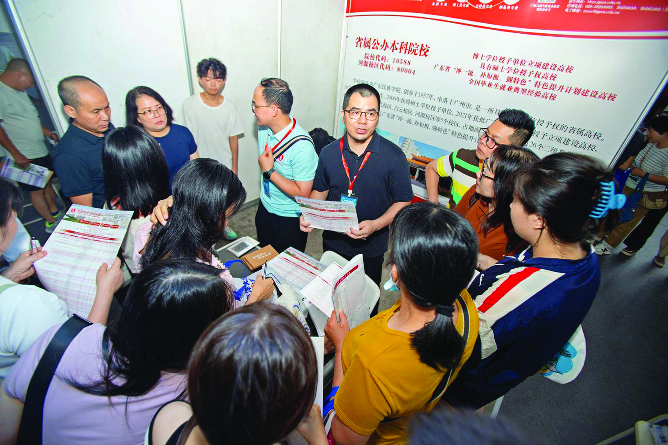     高校展位前聚集不少家长和学生。惠州东江图片社供图