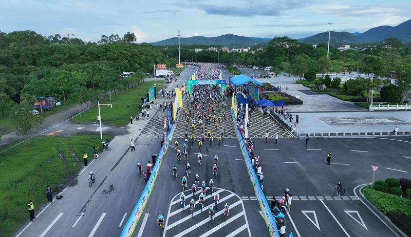 <p>    6月29日上午，惠州环南昆山—罗浮山引领区218公里最美旅游公路建成通车暨骑行活动启动仪式在罗浮山风景名胜区旅游文化广场举行。    惠州日报记者李松权 摄</p>