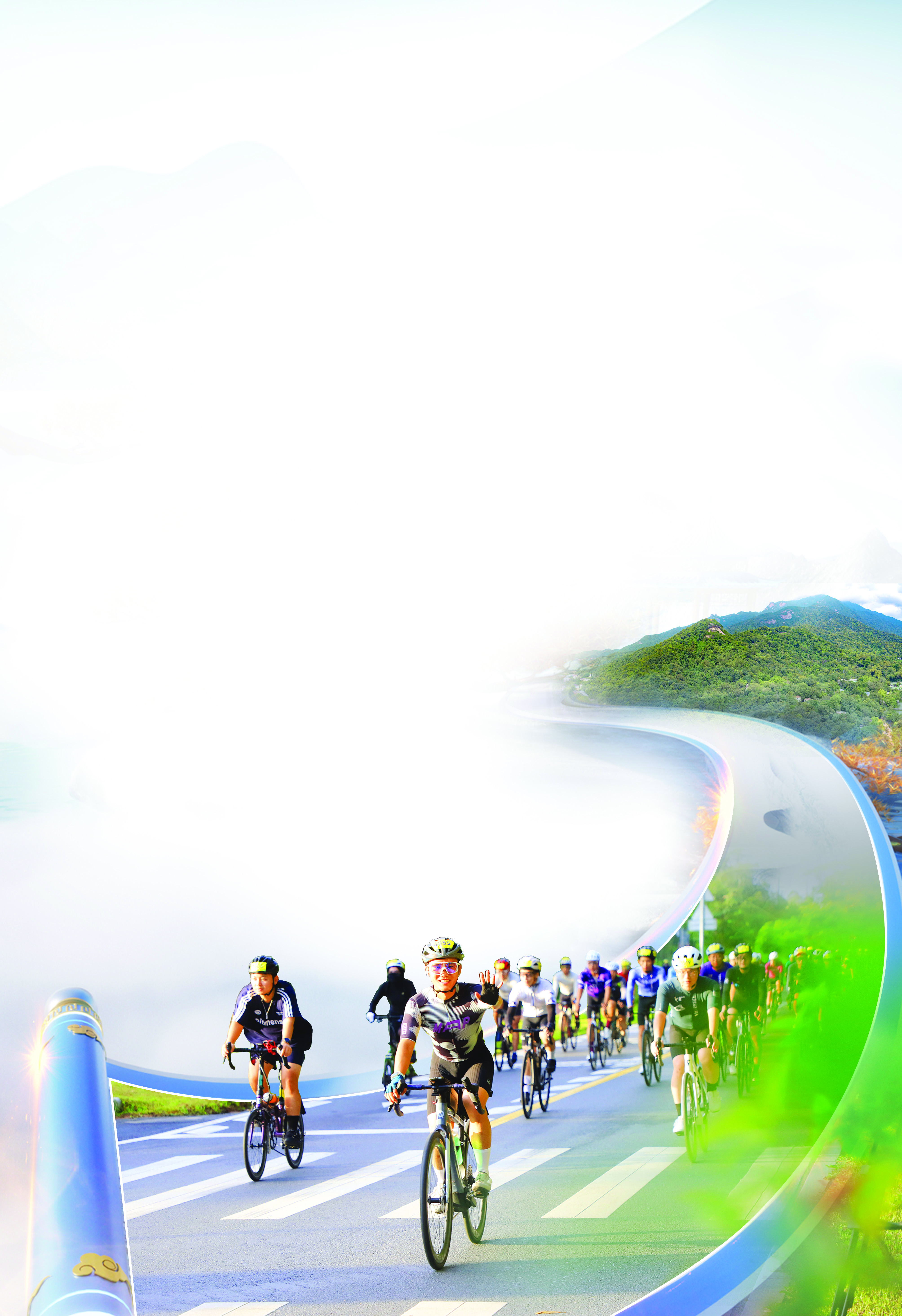     骑友骑行在最美旅游公路上。