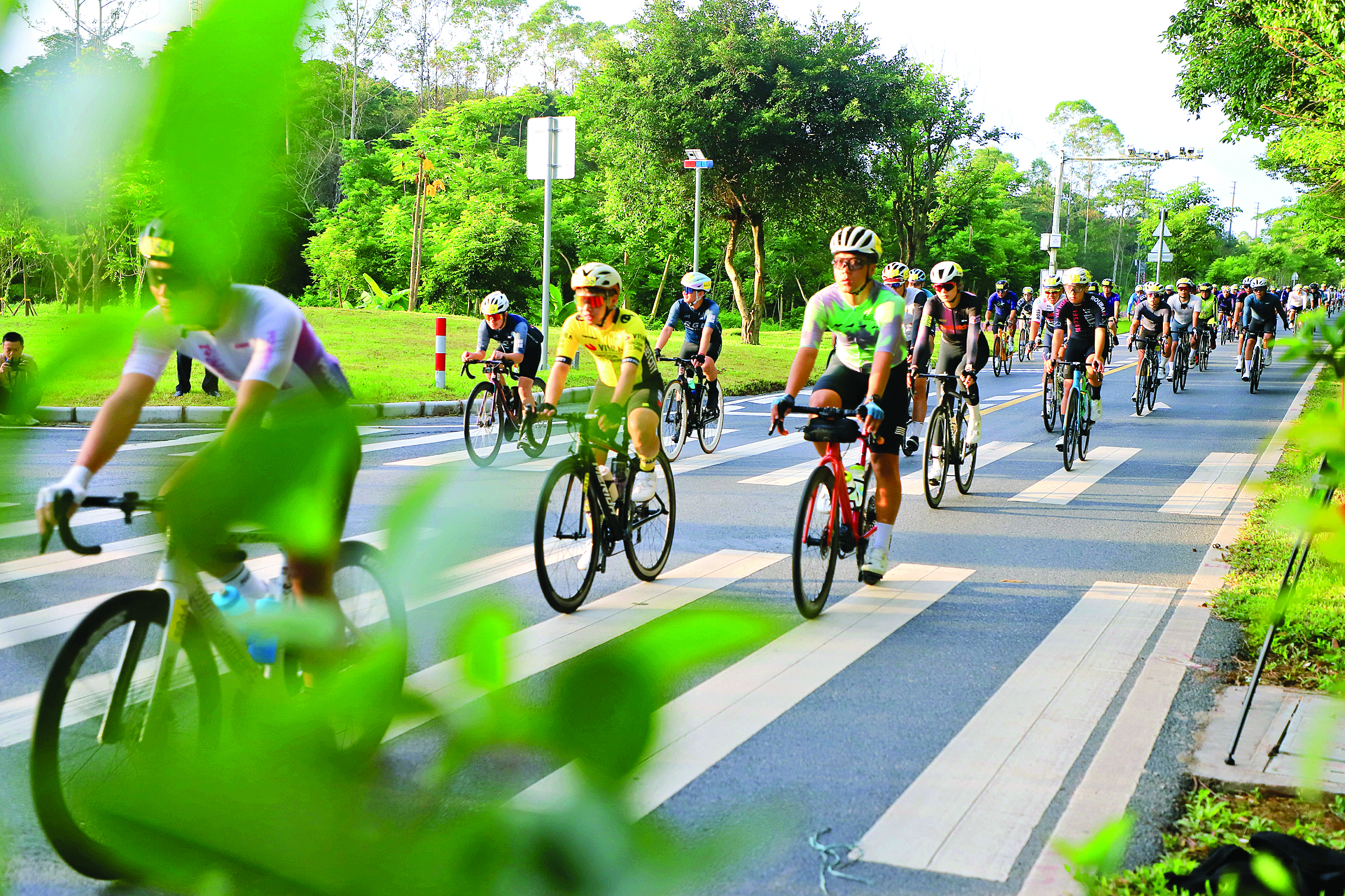     骑友在最美旅游公路博罗段骑行。