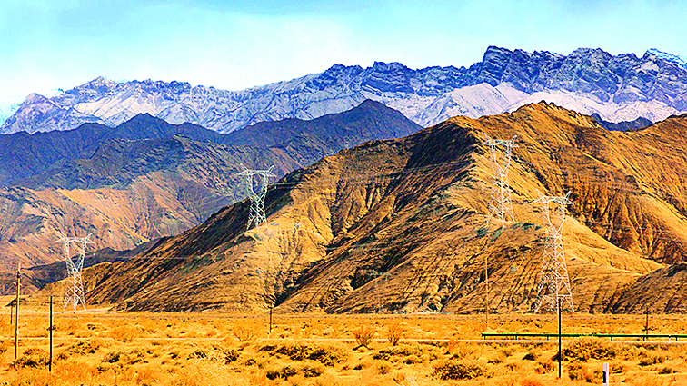     穿越柴达木盆地的750千伏新疆与西北主网联网第二通道输电线路。新华社发