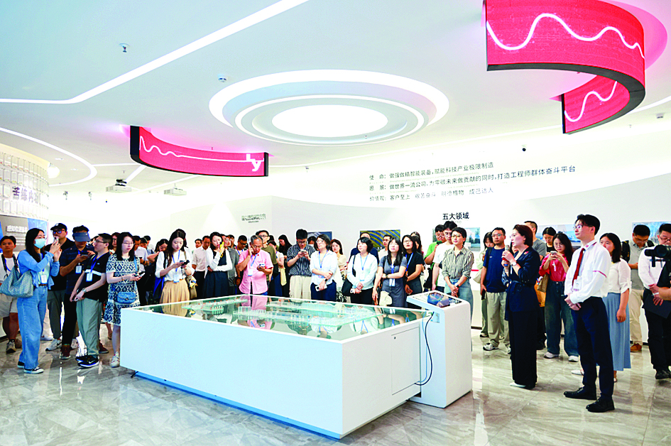     采访团在利元亨展厅听取企业运营情况介绍。