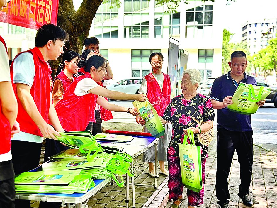     志愿者向群众宣传节能小妙招。博罗县发展和改革局提供
