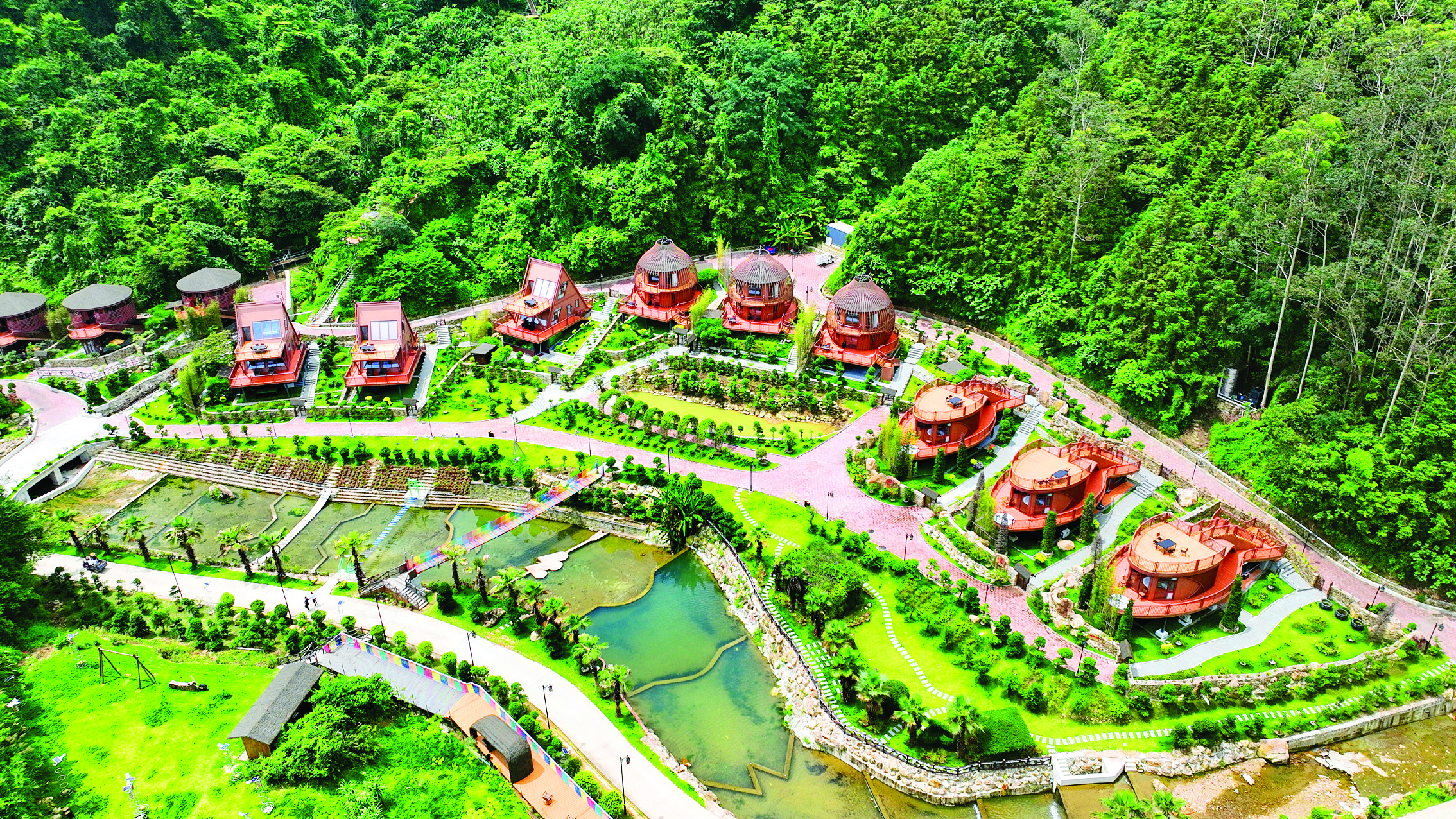     鹅寨村借鉴浙江杭州临安指南村发展经验，大力发展民宿产业。图为村里的特色民宿。惠州日报记者罗剑业 摄