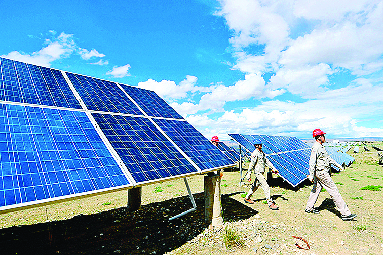     大唐青海能源开发有限公司工作人员在青海省海南藏族自治州共和县塔拉滩光伏电站巡检（资料照片）。新华社发