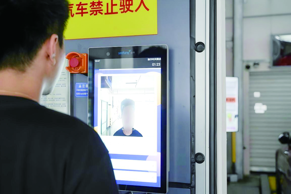     “人脸识别”使整个存取车过程更为便捷、高效。