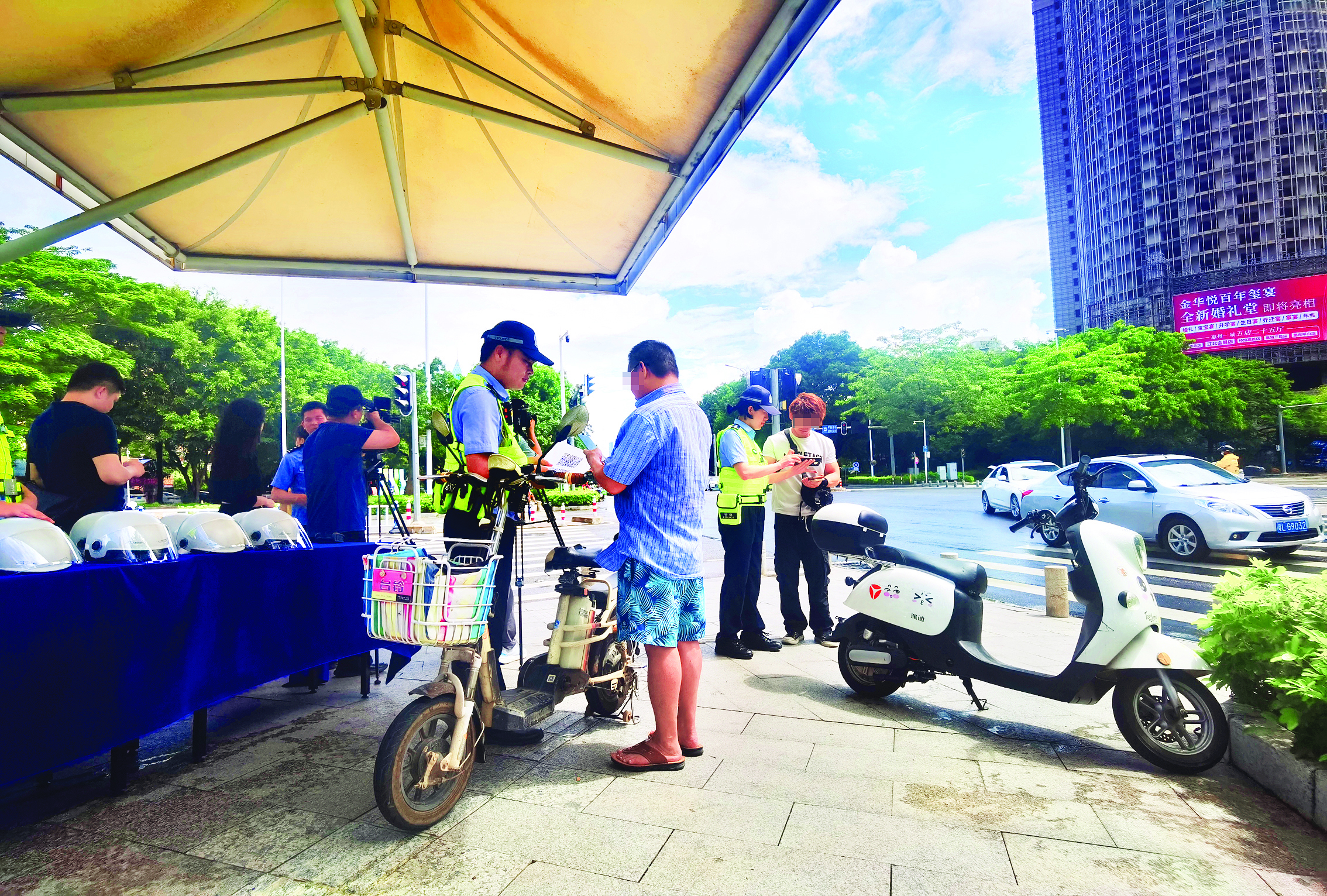    惠州交警对驾乘电动自行车未规范佩戴安全头盔、未按道行驶等交通违法行为进行处罚。惠州日报记者刘豪伟 摄