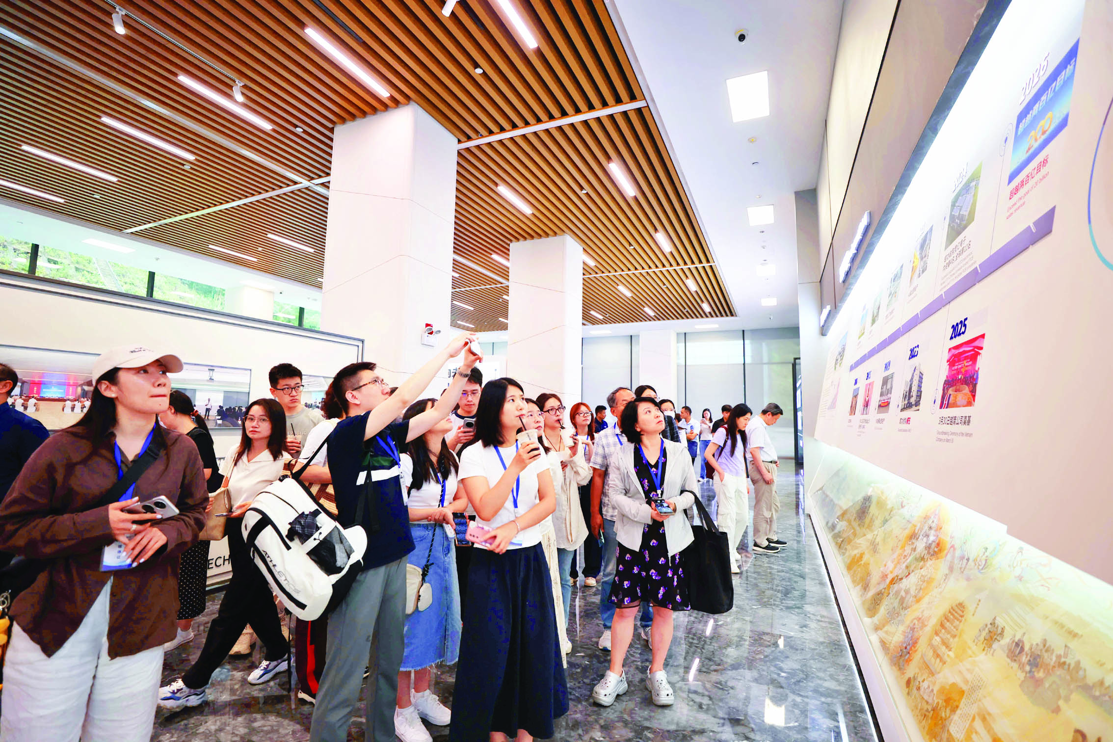     “活力中国调研行”采访团在胜宏科技开展集中调研采访。惠州日报记者杨建业 摄