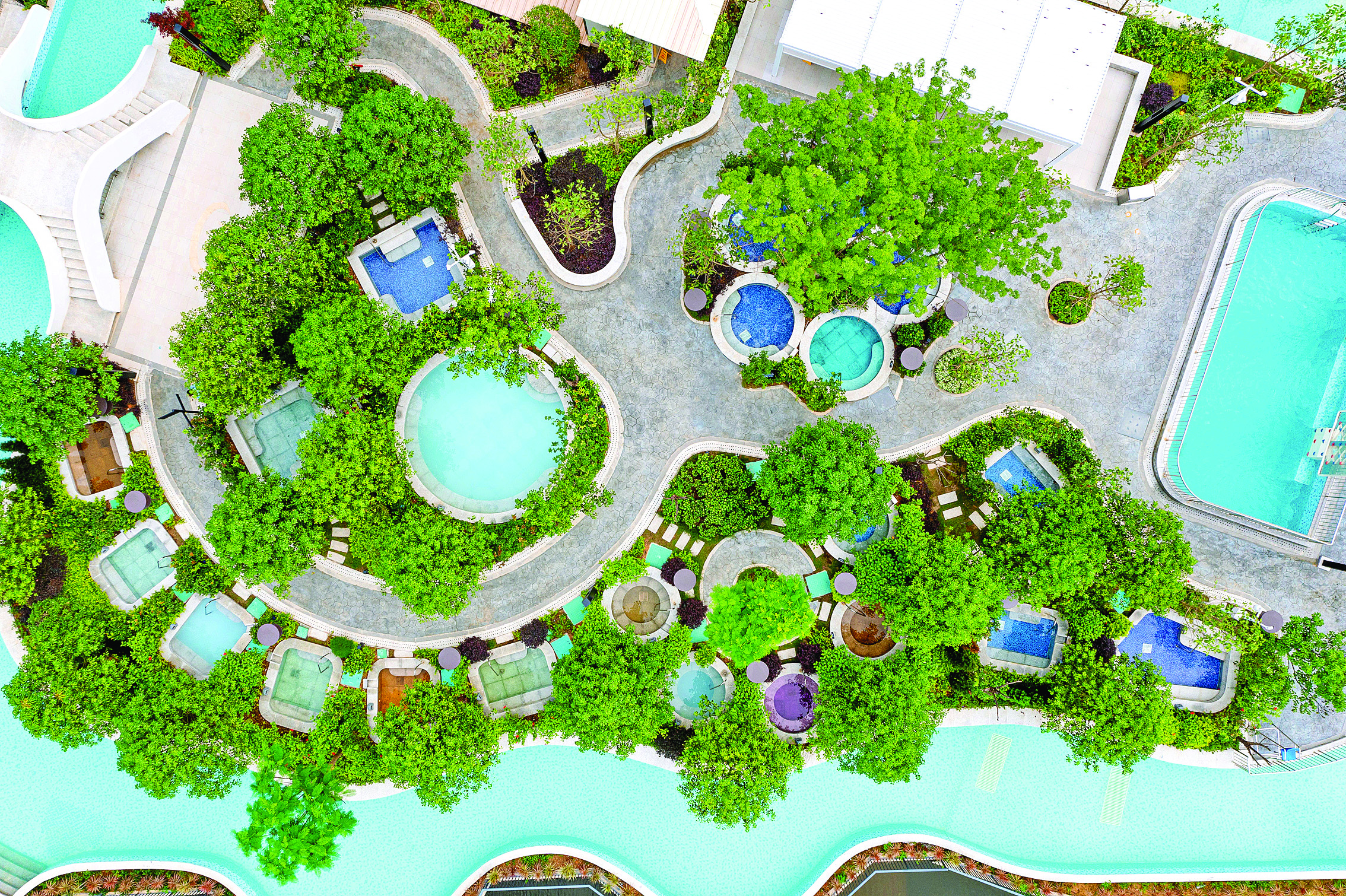     位于永汉康养温泉集聚区的温泉景区内，温泉池、功能区等一应俱全，给游客带来舒适体验。惠州日报记者黄宇翔 通讯员永汉宣 摄