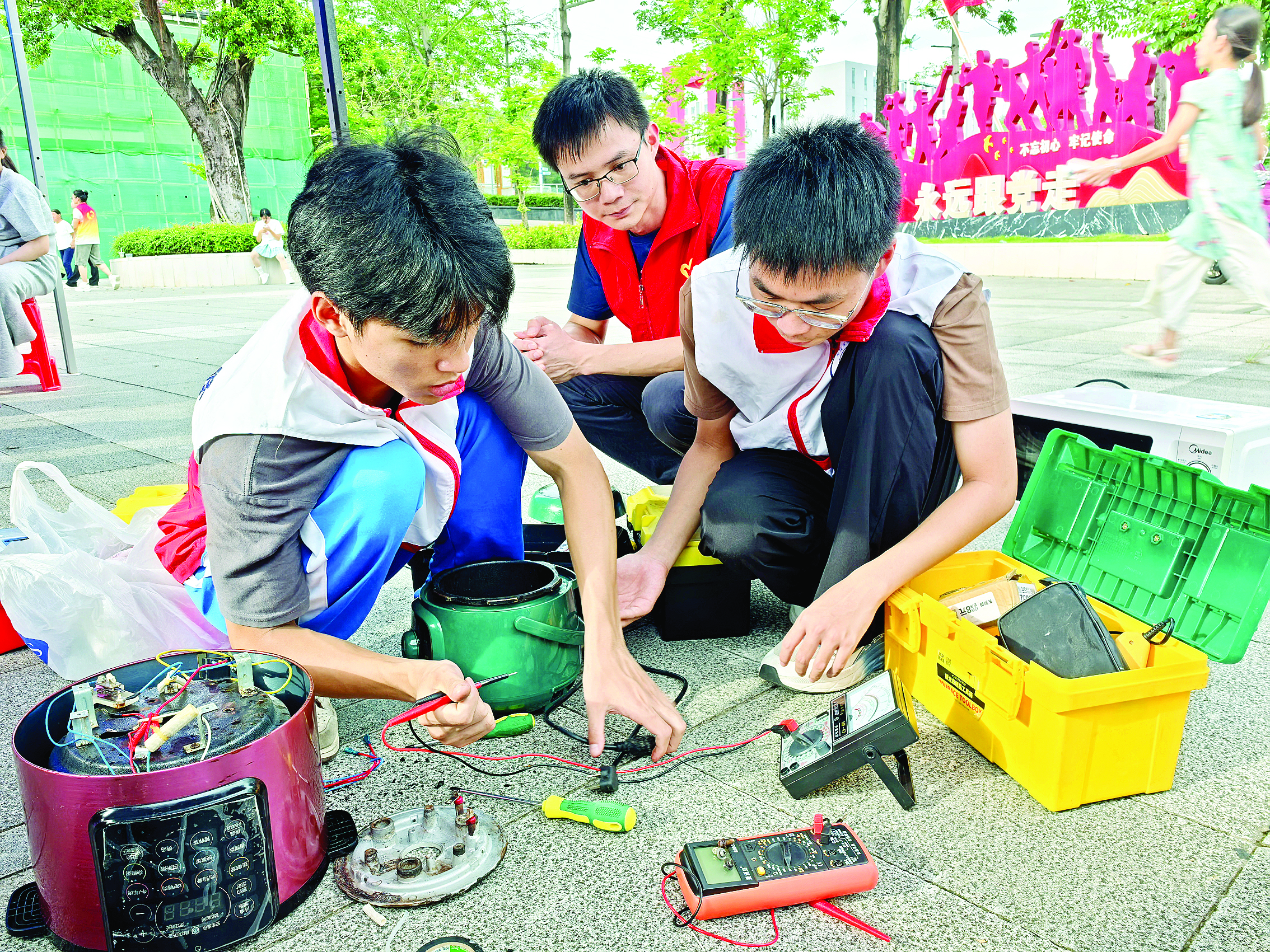     各种便民服务为群众排忧解难。惠州日报记者钟玮 摄