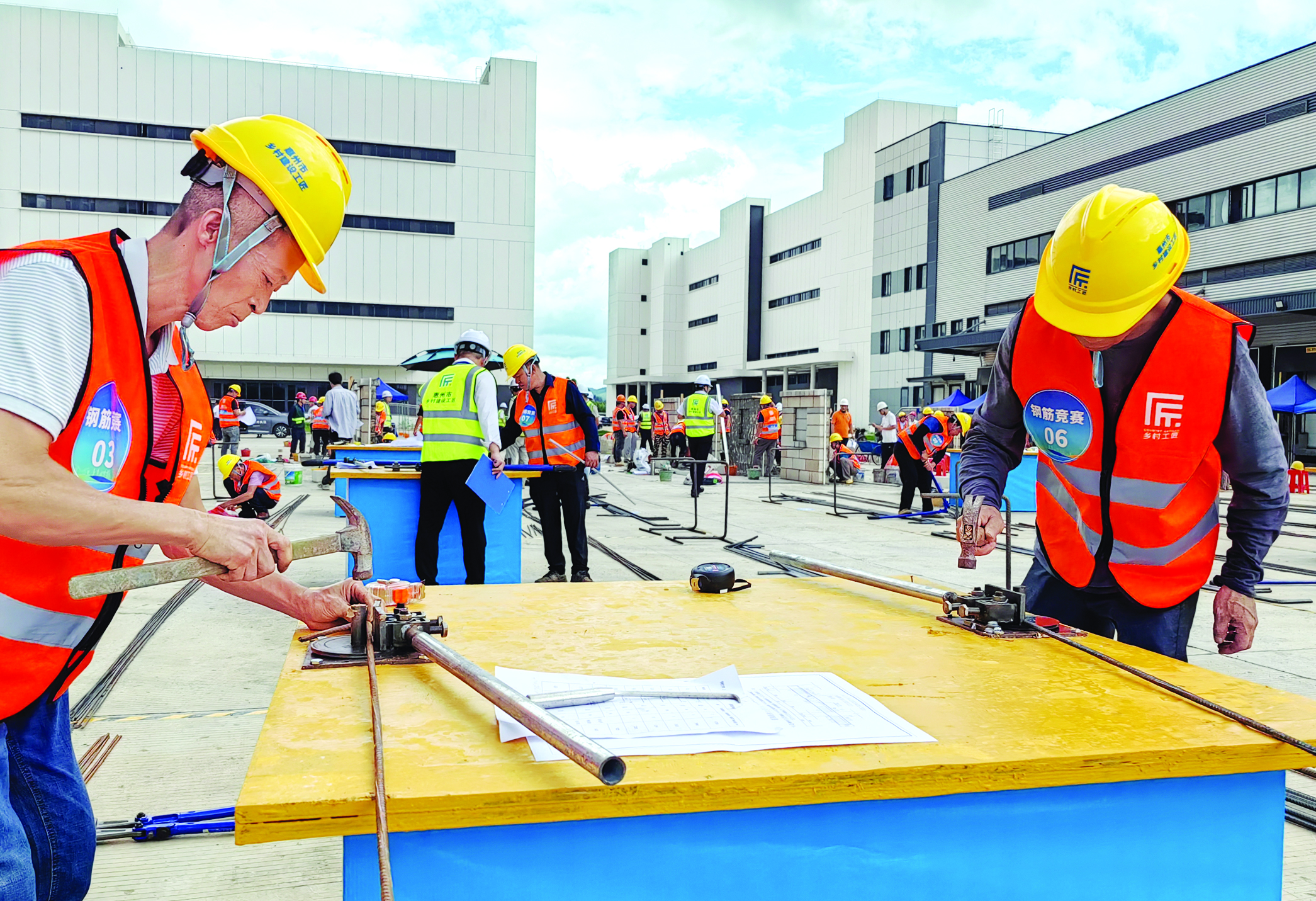     72名乡村建设工匠现场秀手艺。