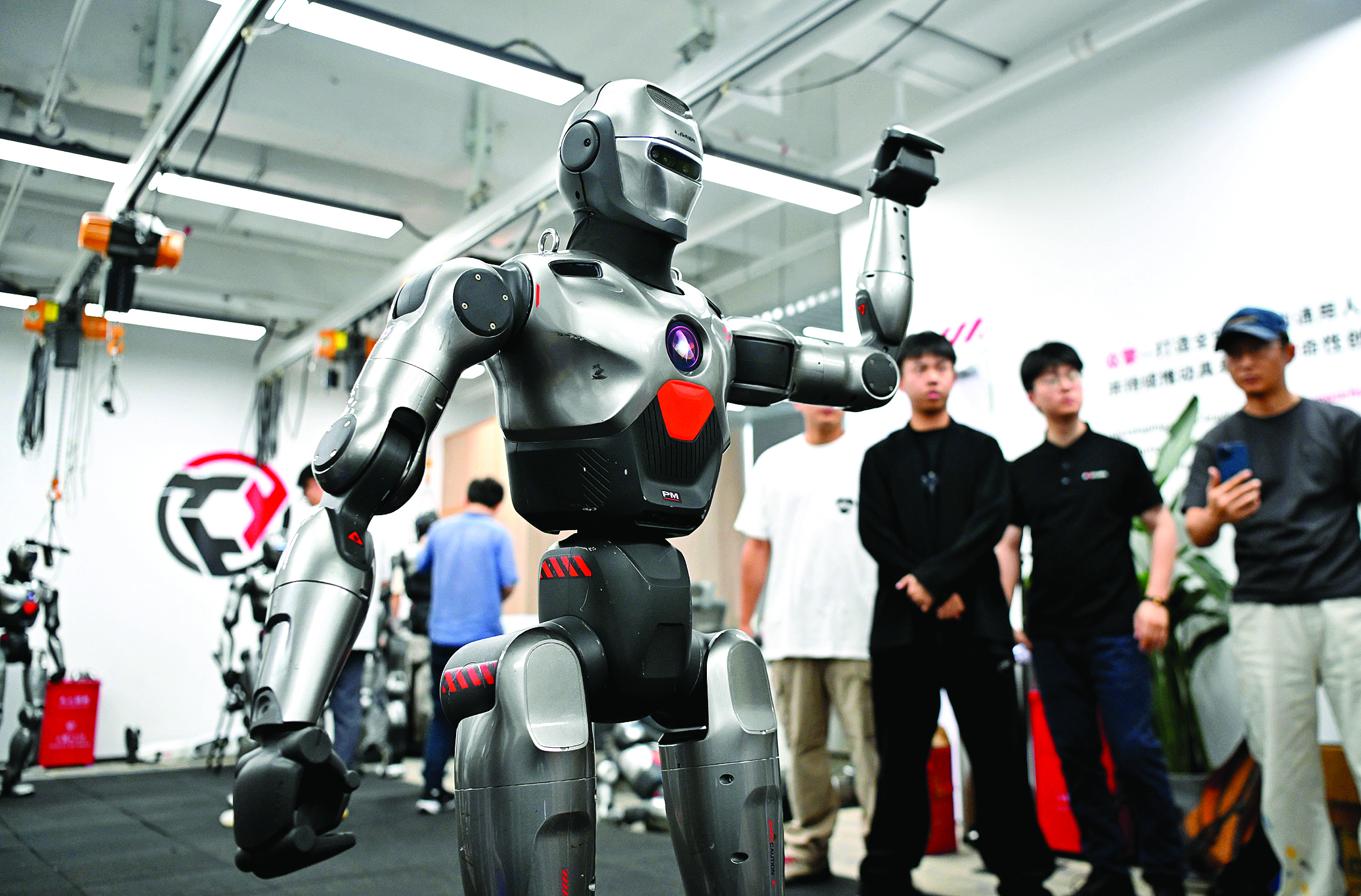     在深圳市众擎机器人科技有限公司，人形机器人挥舞手臂致意。新华社发