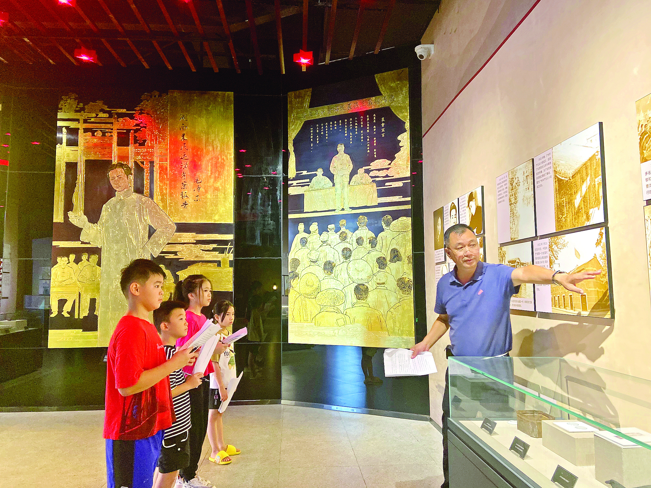     孩子们在高潭革命历史陈列馆了解革命历史。